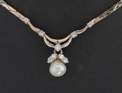 27117631a - 18 kt Gold Perl-Brillant-Collier, WG 750/000, geschwungenes Mittelteil, bewegl. ...