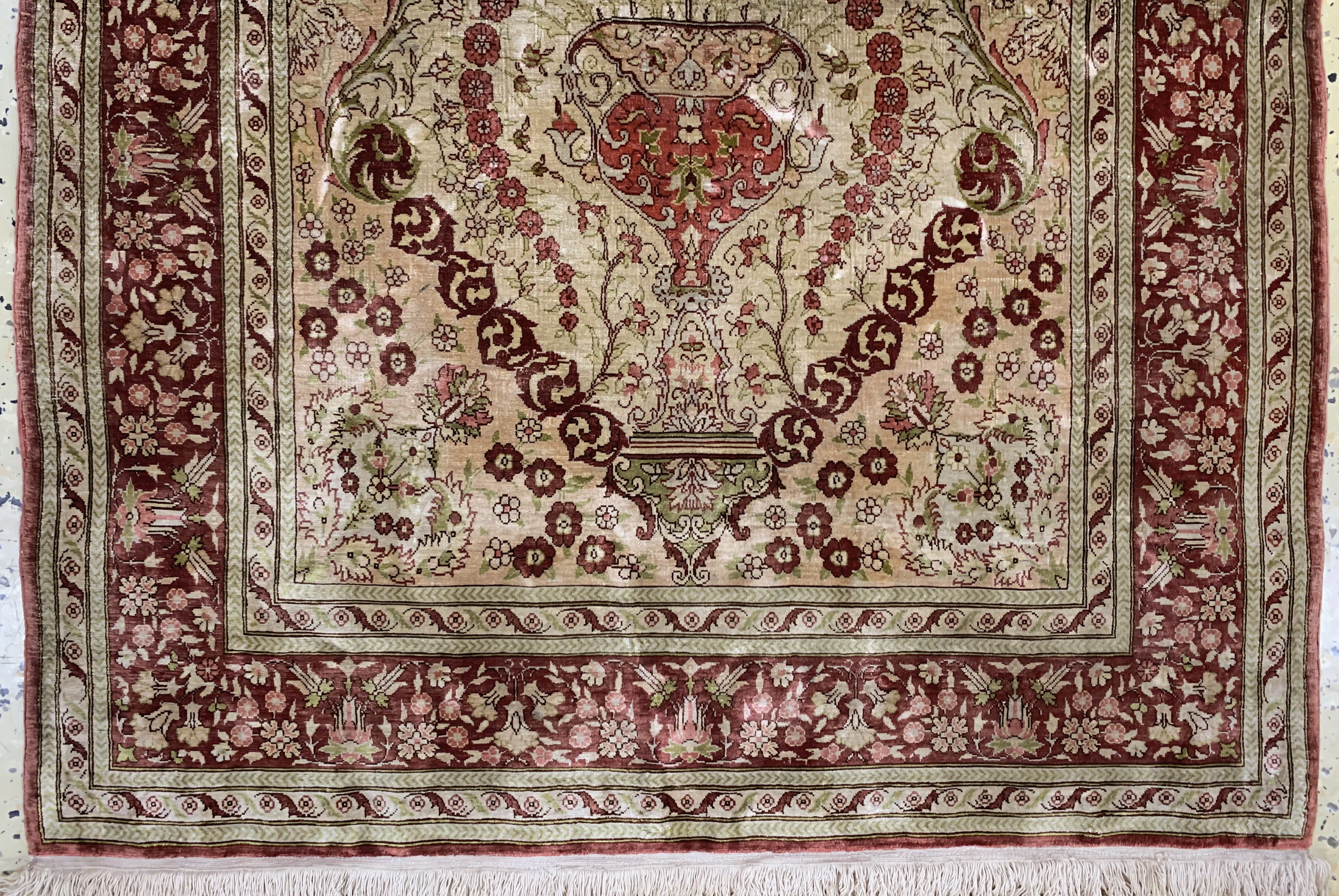 Detail b: Hereke Seide fein signiert, Türkei, Mitte 20.Jhd, reine Naturseide, ca. 130 x 84 cm, ca.1,0 Mio. Kn/qm, Reinigungsbedürftig, EHZ: 2