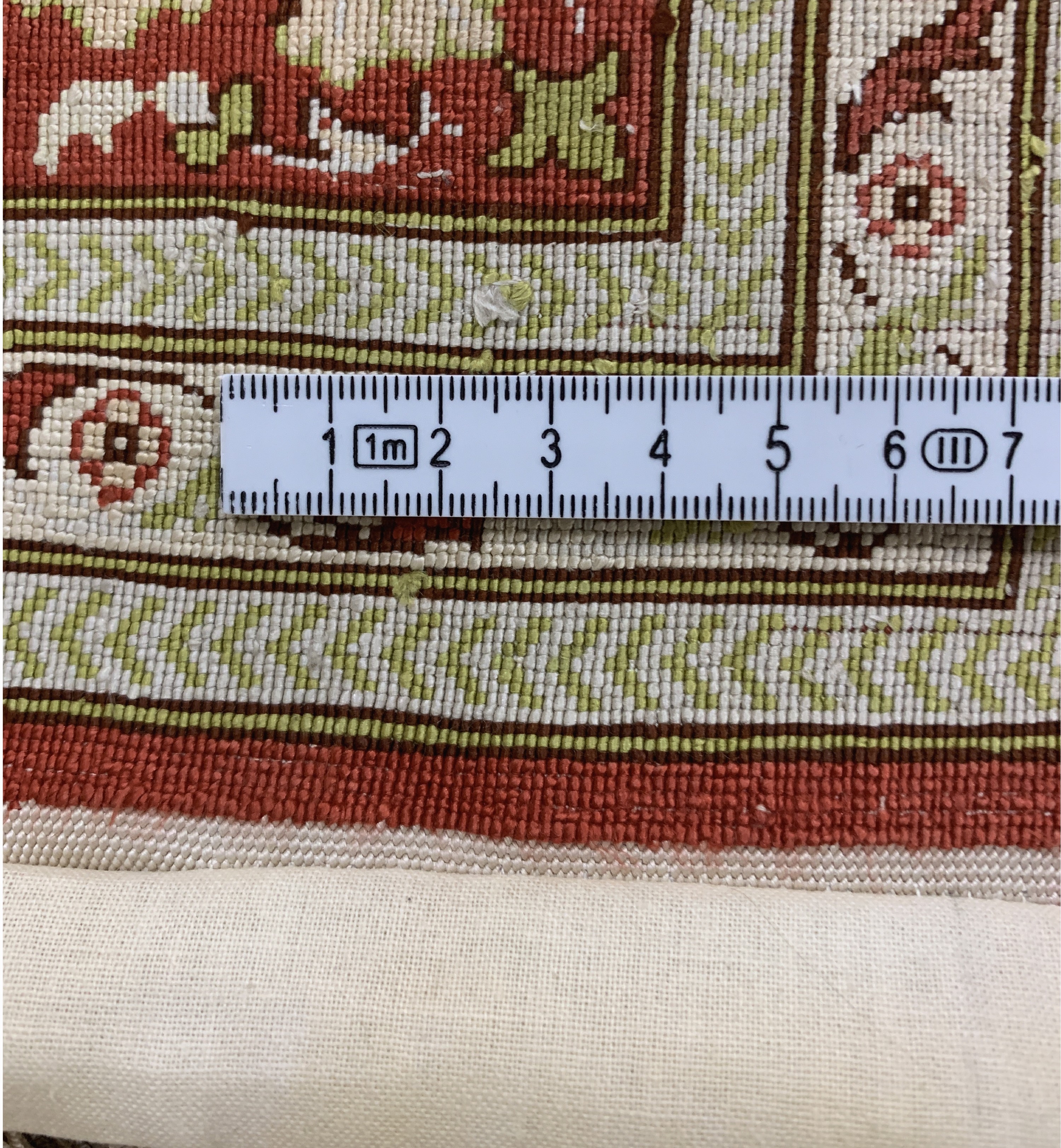 Detail e: Hereke Seide fein signiert, Türkei, Mitte 20.Jhd, reine Naturseide, ca. 130 x 84 cm, ca.1,0 Mio. Kn/qm, Reinigungsbedürftig, EHZ: 2