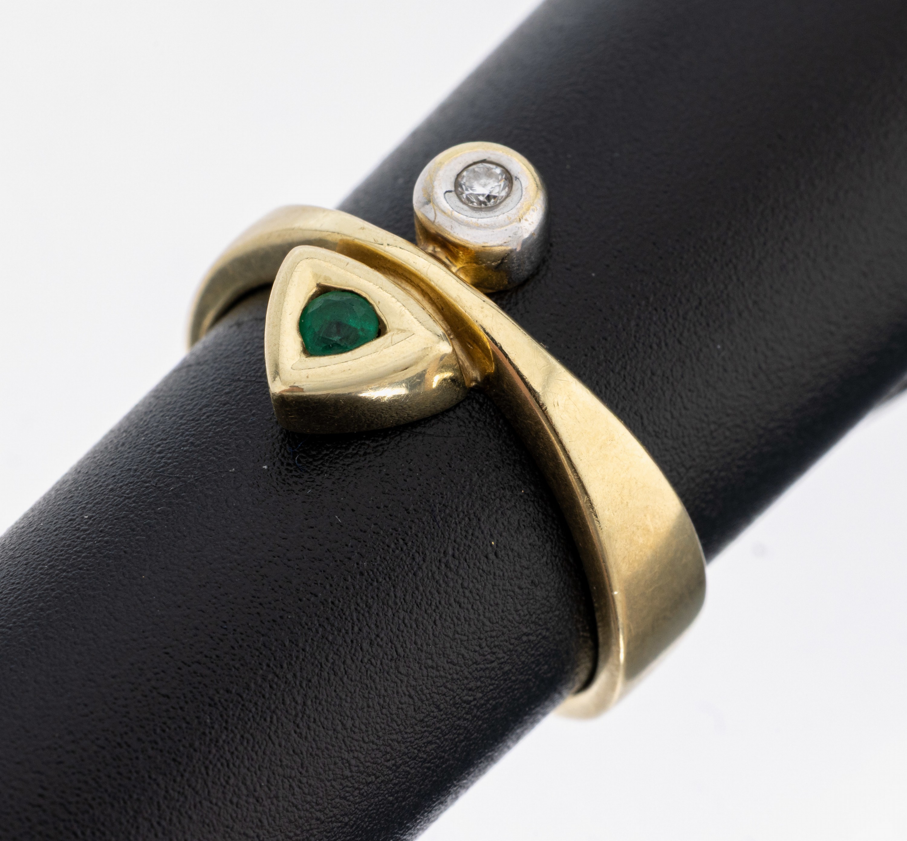 Image 27117722 - 14 kt Gold Brillant-Smaragd-Ring, GG 585/ 000, Brillant ca. 0.02 ct Weiß/si, ...