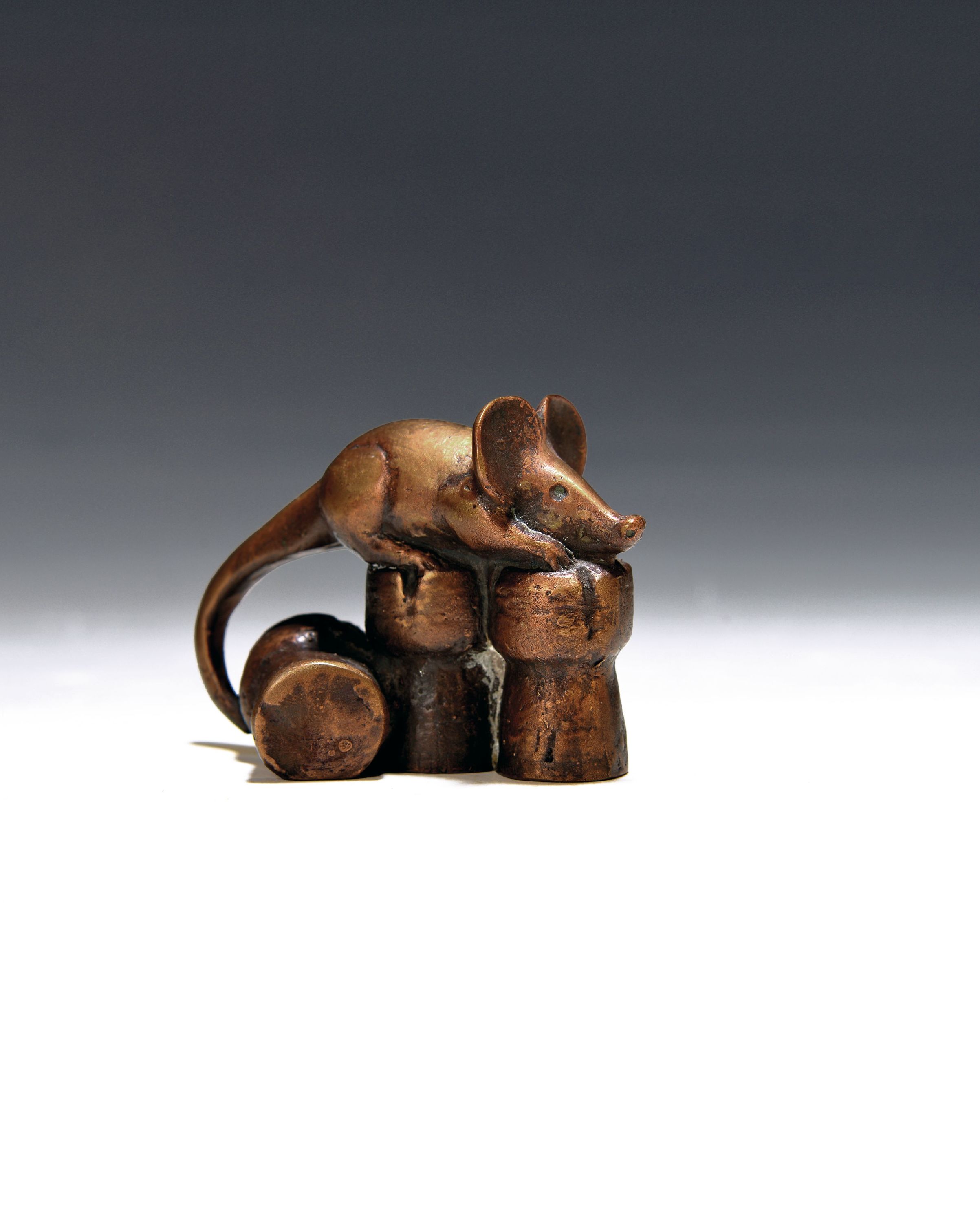 Image 27117757 - Gernot Rumpf, 1941-2025 Kaiserslautern, Maus auf drei Sektkorken, Bronze, monogr., ca. ...