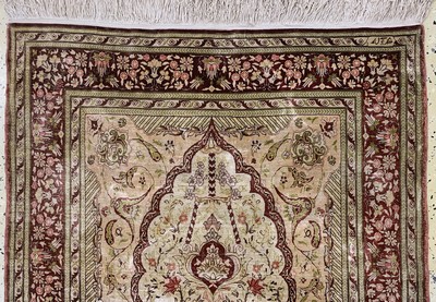 27117718a - Hereke Seide fein signiert, Türkei, Mitte 20.Jhd, reine Naturseide, ca. 130 x 84 cm, ...