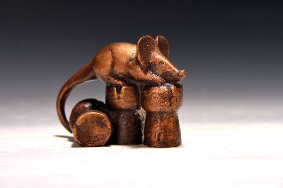 27117757k - Gernot Rumpf, 1941-2025 Kaiserslautern, Maus auf drei Sektkorken, Bronze, monogr., ca. ...
