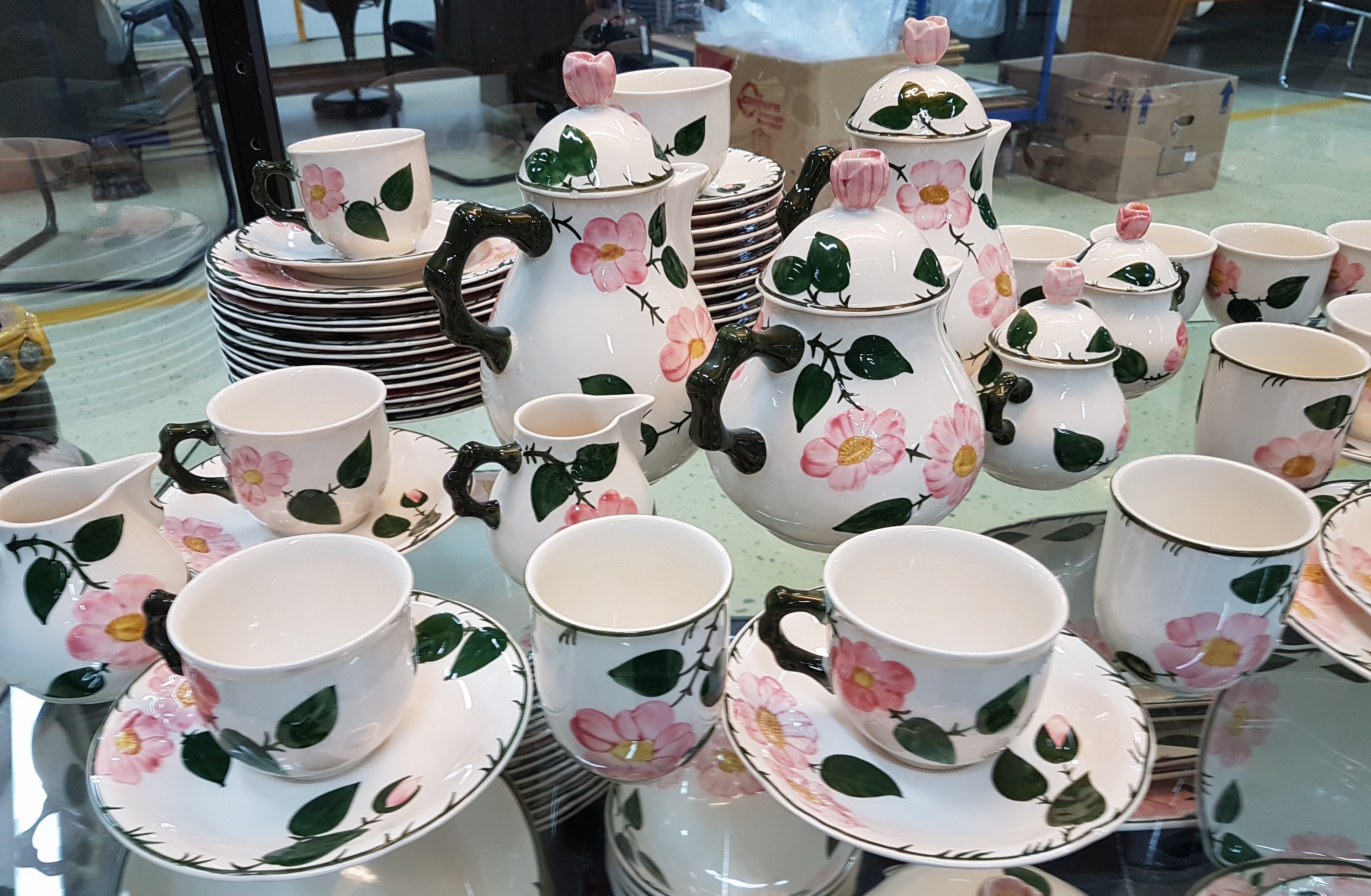 Detail a: Umfangreiches Kaffee- und Speiseservice, Villeroy & Boch, Modell Wild-Rose, 2 Kaffeekannen, Teekanne, 2 Zuckerdosen, 2 Milchkännchen, 16 ...