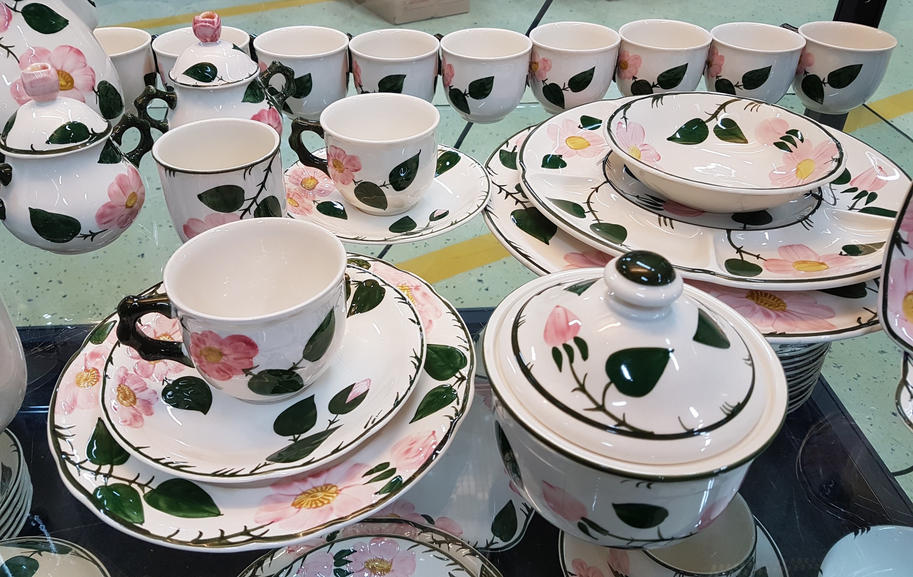 Detail b: Umfangreiches Kaffee- und Speiseservice, Villeroy & Boch, Modell Wild-Rose, 2 Kaffeekannen, Teekanne, 2 Zuckerdosen, 2 Milchkännchen, 16 ...