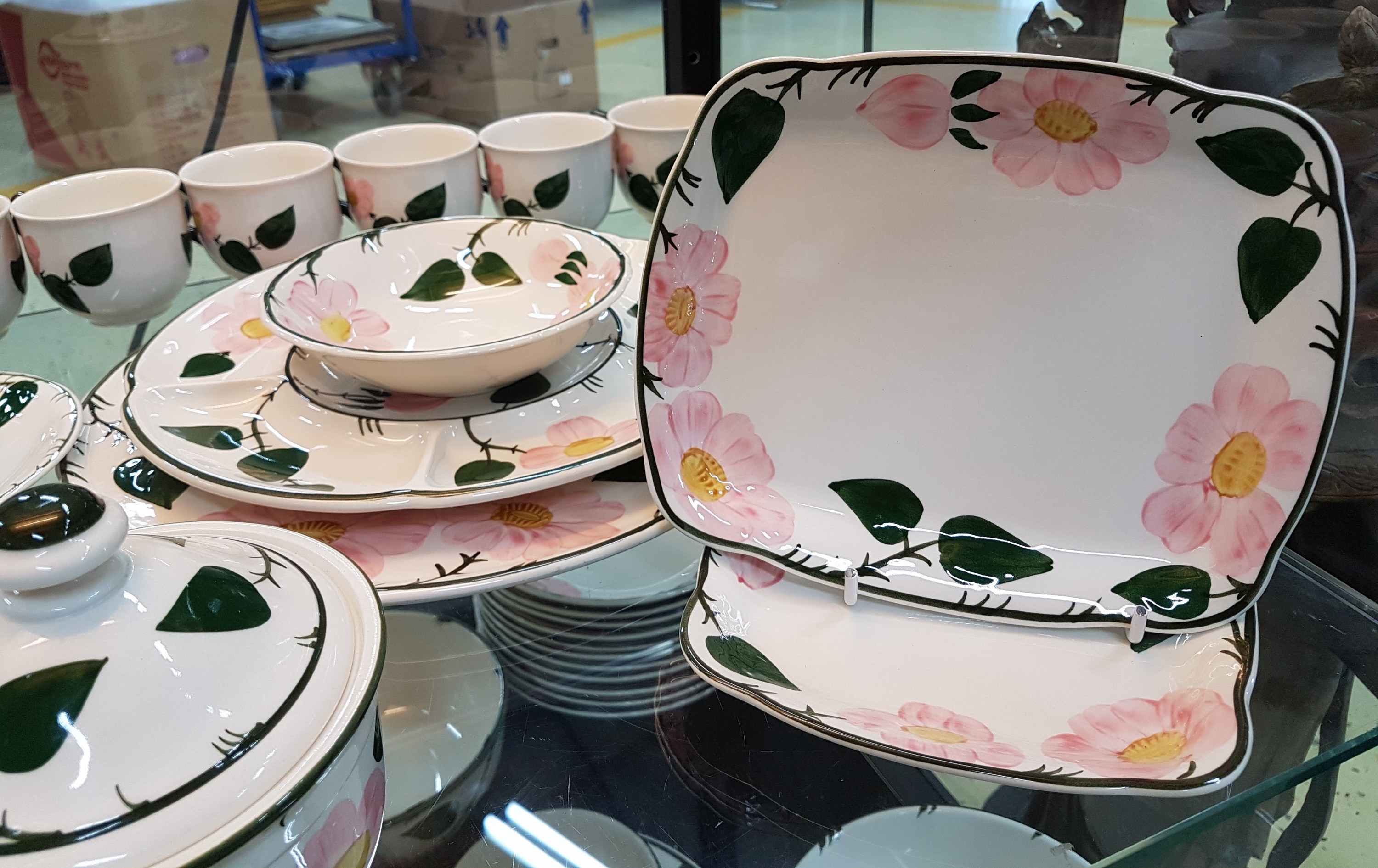 Detail c: Umfangreiches Kaffee- und Speiseservice, Villeroy & Boch, Modell Wild-Rose, 2 Kaffeekannen, Teekanne, 2 Zuckerdosen, 2 Milchkännchen, 16 ...