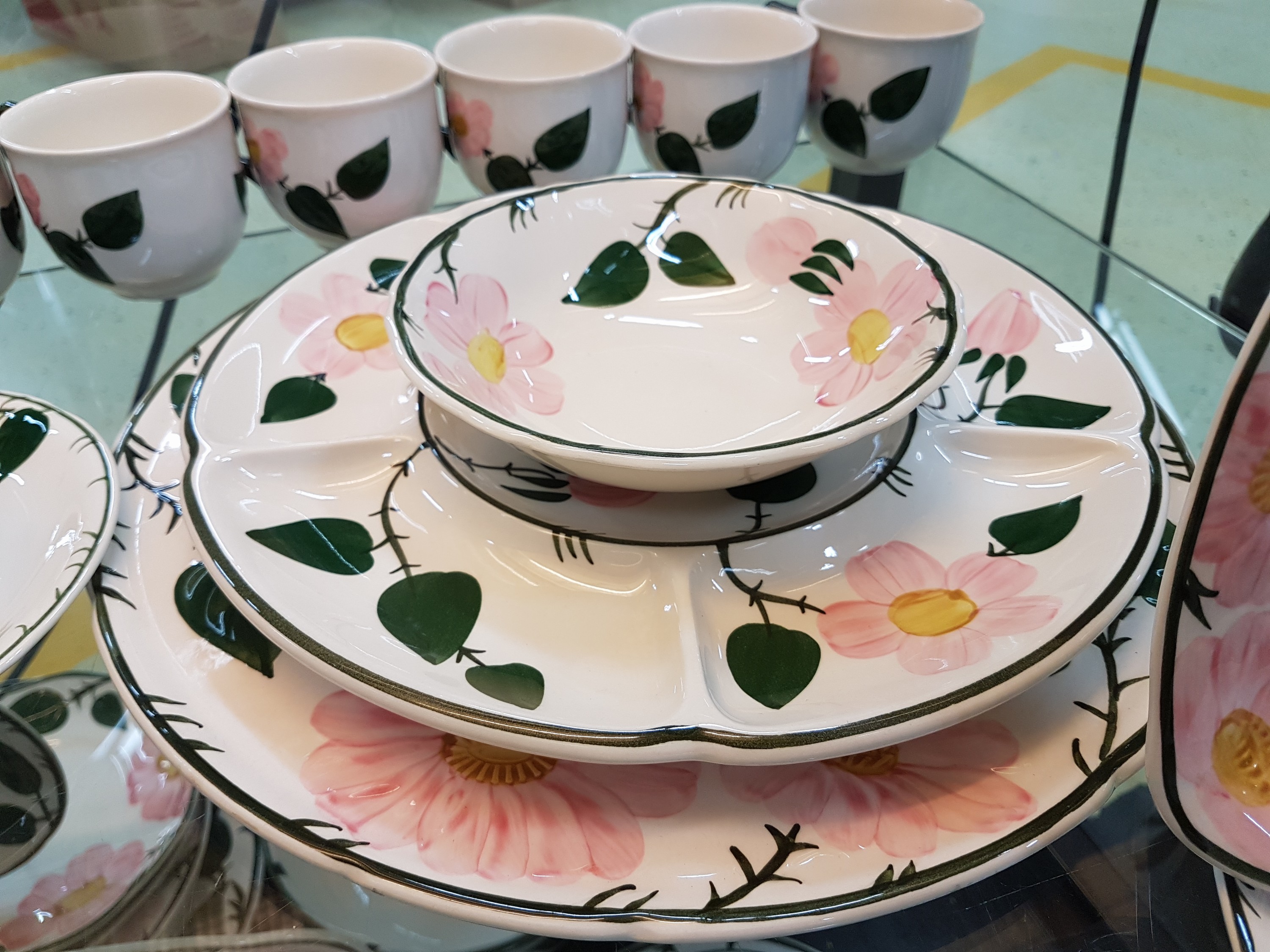 Detail e: Umfangreiches Kaffee- und Speiseservice, Villeroy & Boch, Modell Wild-Rose, 2 Kaffeekannen, Teekanne, 2 Zuckerdosen, 2 Milchkännchen, 16 ...