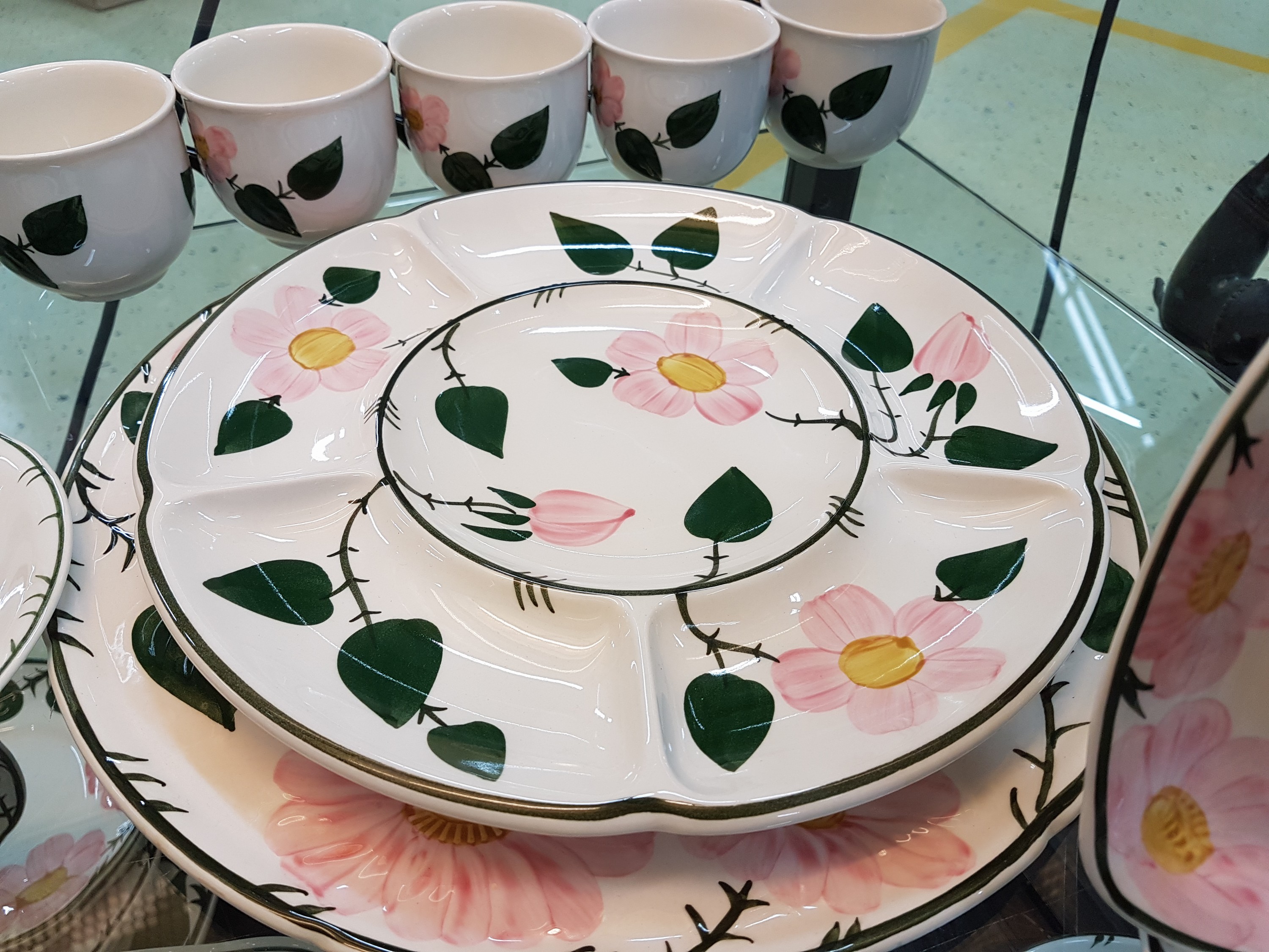 Detail f: Umfangreiches Kaffee- und Speiseservice, Villeroy & Boch, Modell Wild-Rose, 2 Kaffeekannen, Teekanne, 2 Zuckerdosen, 2 Milchkännchen, 16 ...