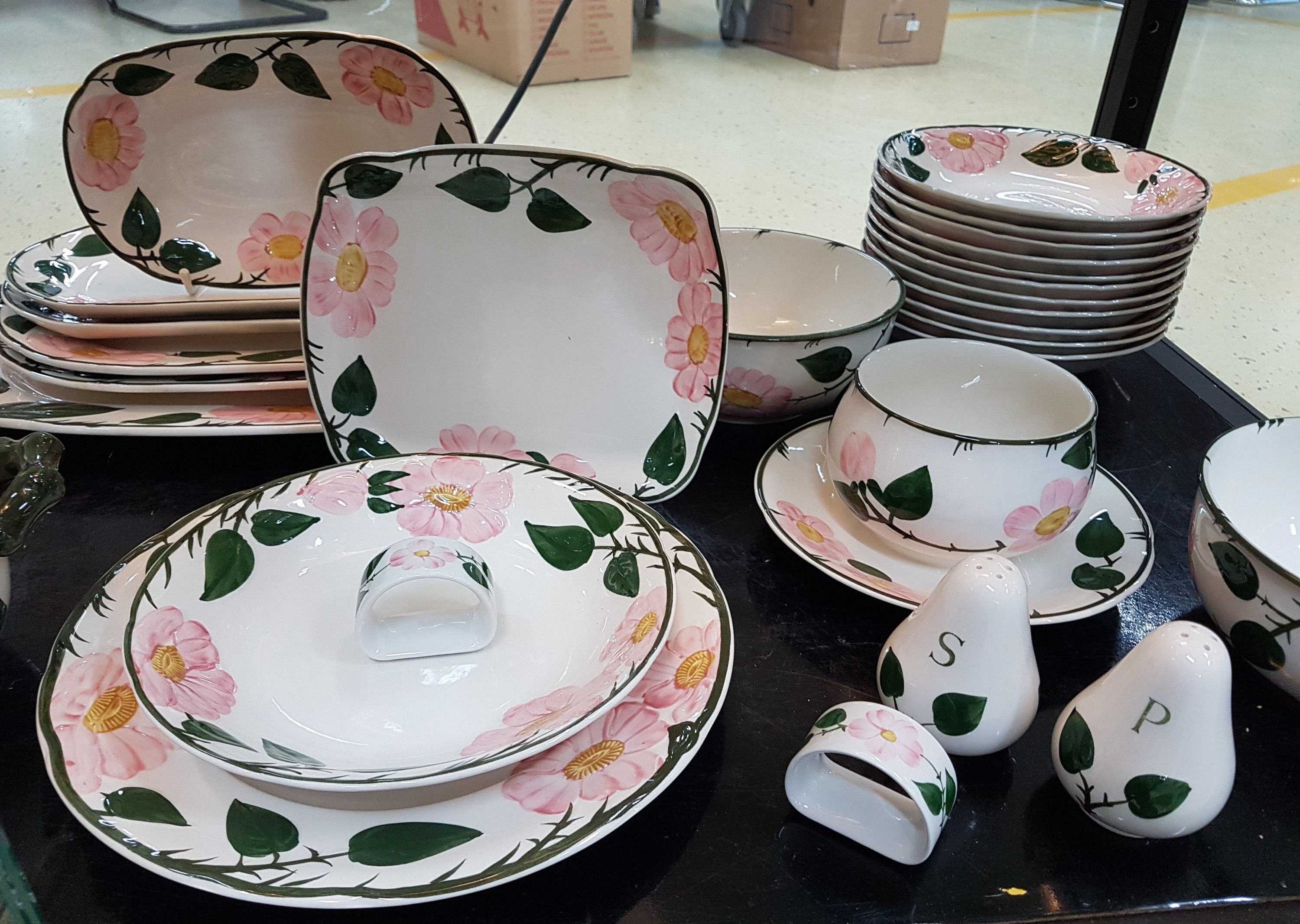 Detail g: Umfangreiches Kaffee- und Speiseservice, Villeroy & Boch, Modell Wild-Rose, 2 Kaffeekannen, Teekanne, 2 Zuckerdosen, 2 Milchkännchen, 16 ...