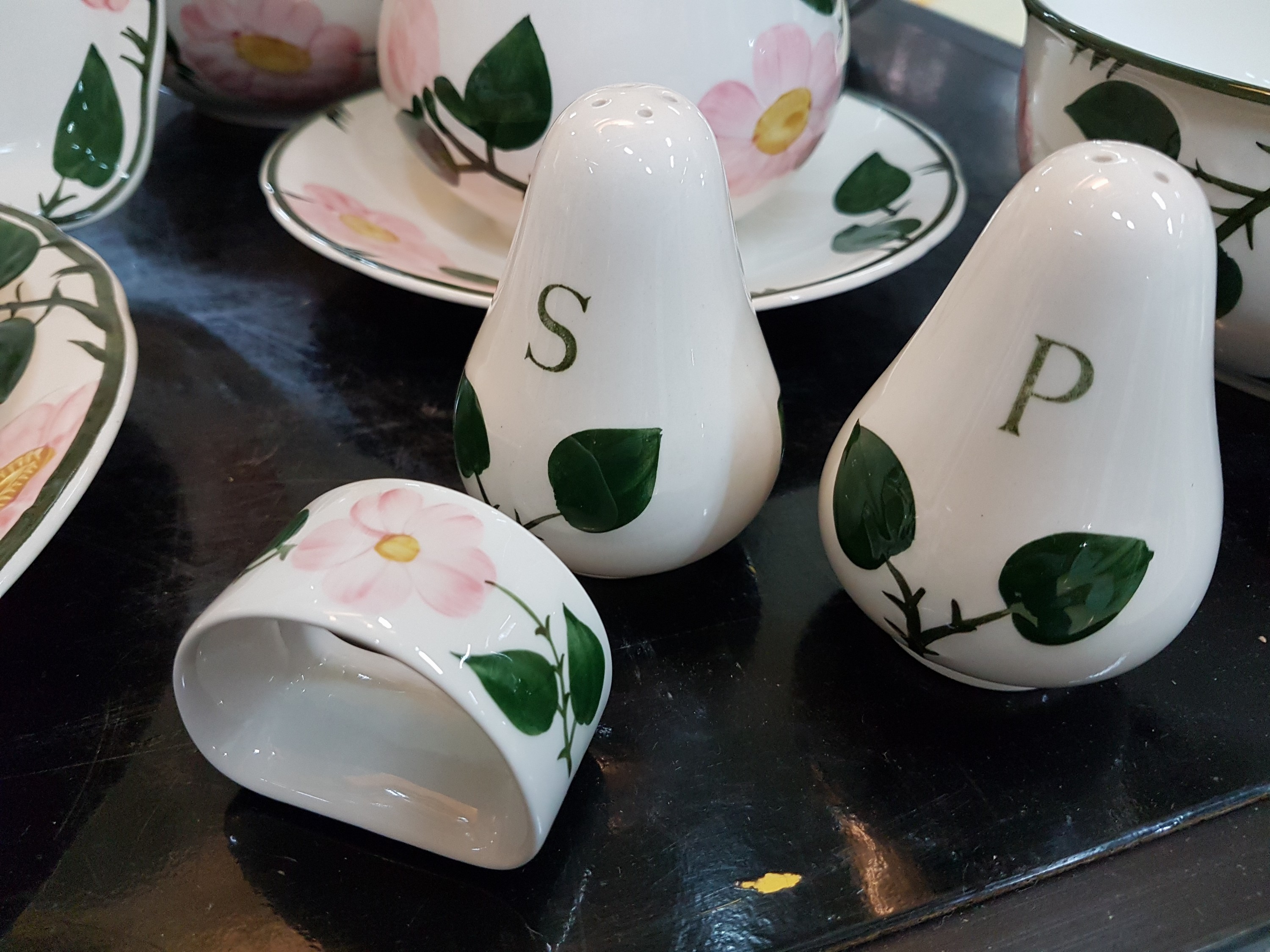 Detail i: Umfangreiches Kaffee- und Speiseservice, Villeroy & Boch, Modell Wild-Rose, 2 Kaffeekannen, Teekanne, 2 Zuckerdosen, 2 Milchkännchen, 16 ...
