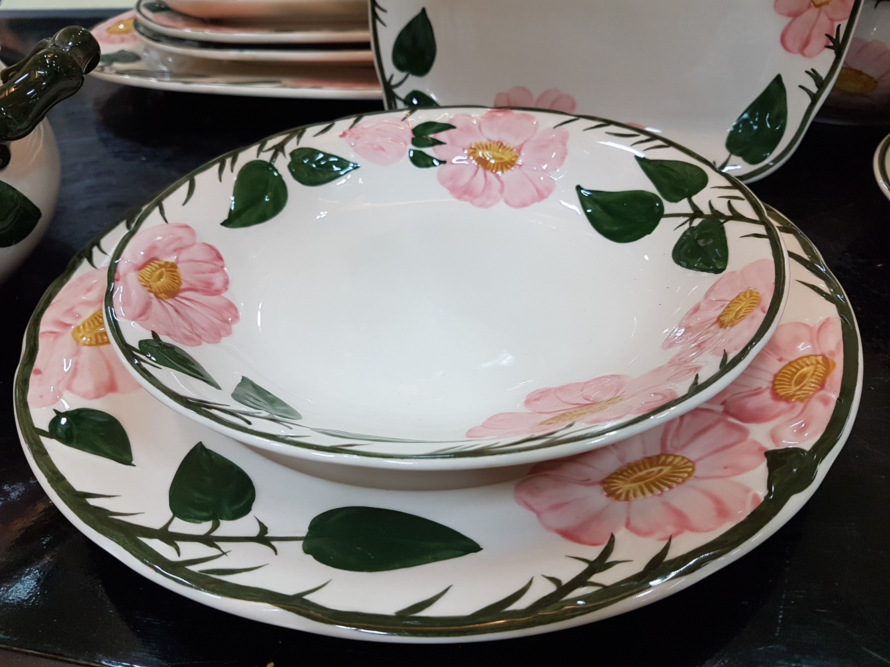 Detail j: Umfangreiches Kaffee- und Speiseservice, Villeroy & Boch, Modell Wild-Rose, 2 Kaffeekannen, Teekanne, 2 Zuckerdosen, 2 Milchkännchen, 16 ...