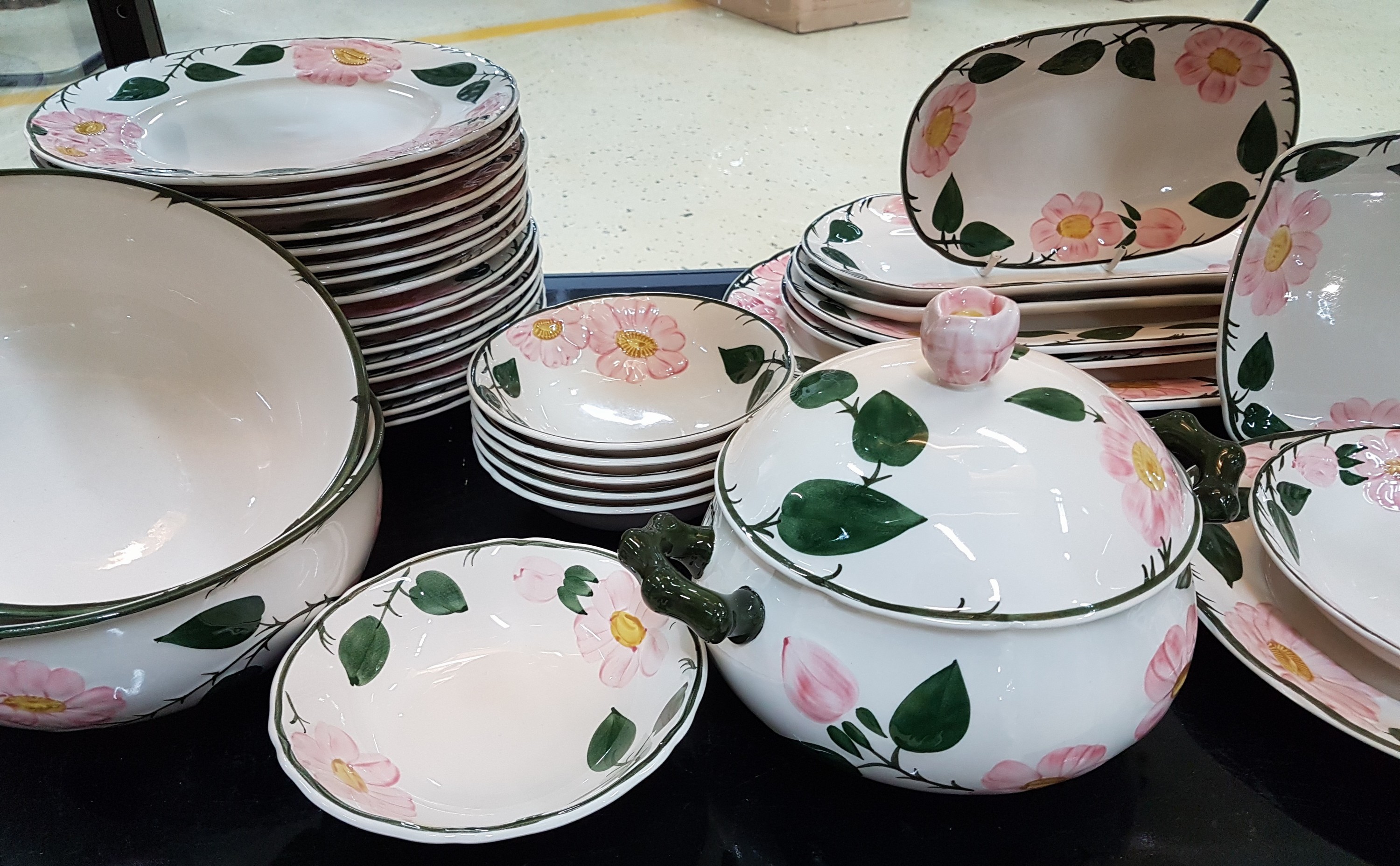Detail k: Umfangreiches Kaffee- und Speiseservice, Villeroy & Boch, Modell Wild-Rose, 2 Kaffeekannen, Teekanne, 2 Zuckerdosen, 2 Milchkännchen, 16 ...