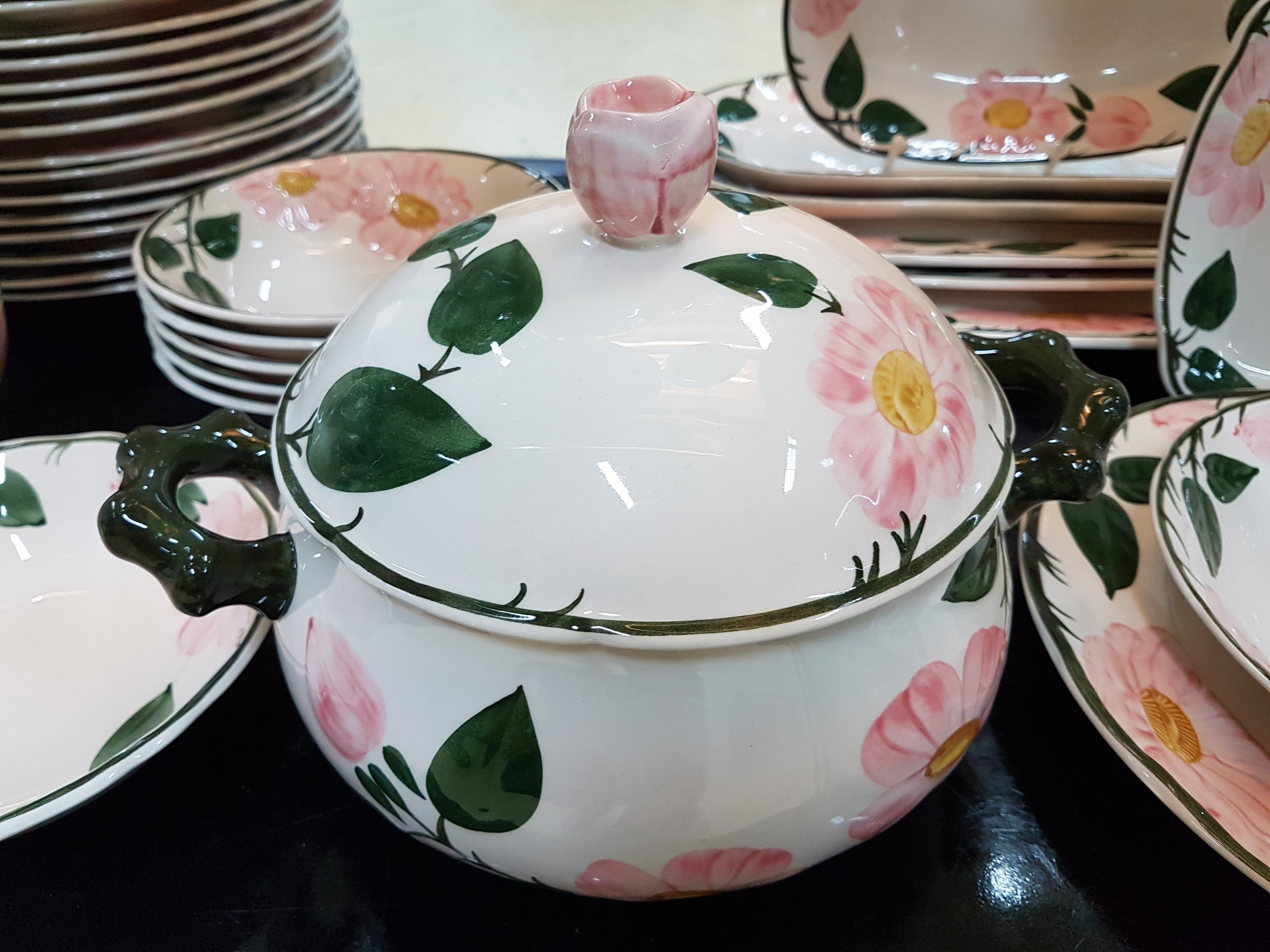 Detail m: Umfangreiches Kaffee- und Speiseservice, Villeroy & Boch, Modell Wild-Rose, 2 Kaffeekannen, Teekanne, 2 Zuckerdosen, 2 Milchkännchen, 16 ...
