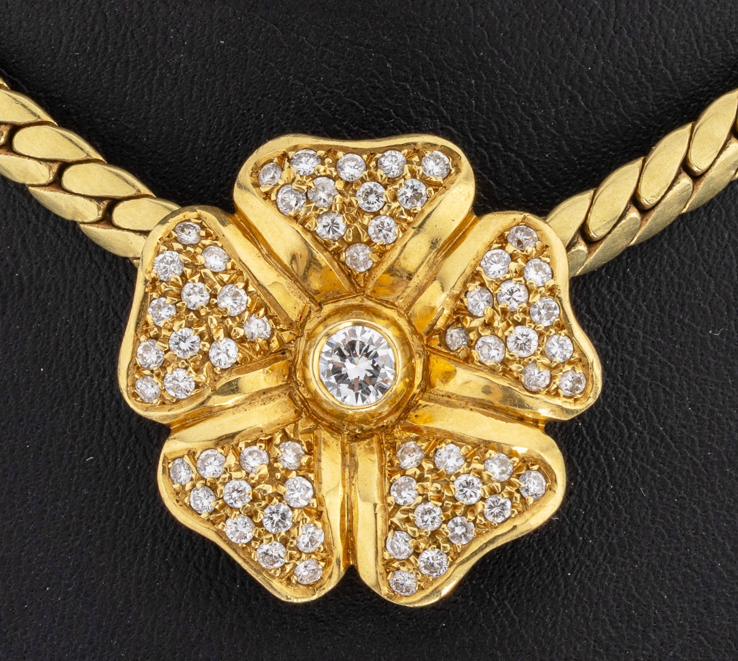 Detail a: 18 kt Gold Brillant-Anhänger, GG 750/000, Darstellung einer Blüte, mittig Brillant ca. 0.30 ct Weiß/si, 60 Brillanten zus. ca. 0.90 ct Weiß/si, ...