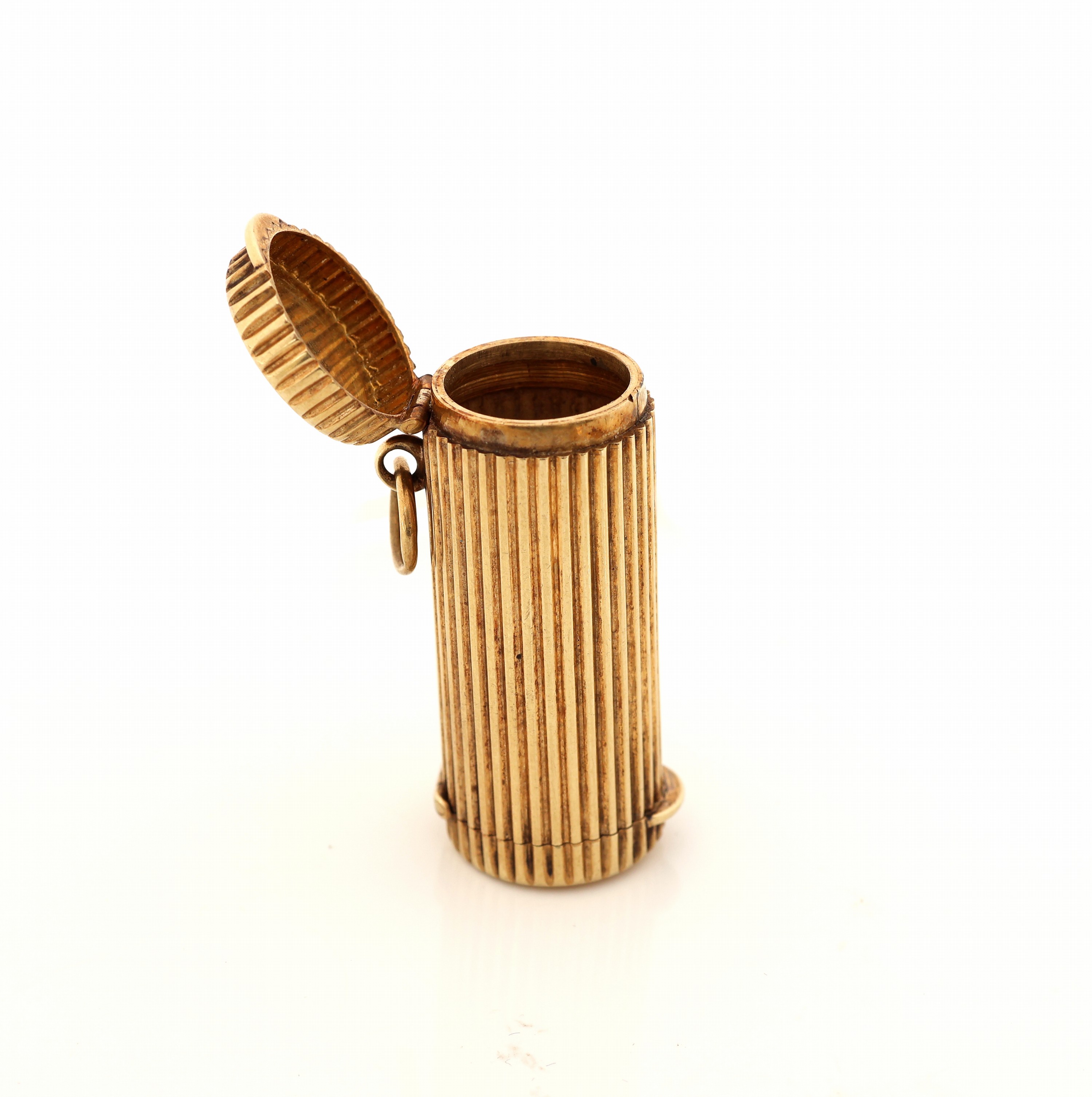 Detail a: 14 kt Gold Pillendose, GG 585/000 gepr., Korpus gerieft, Deckel mit Scharnier, Anhängeöse, L. ca. 4 cm, D. ca. 1.6 cm, ca. 13.4 g