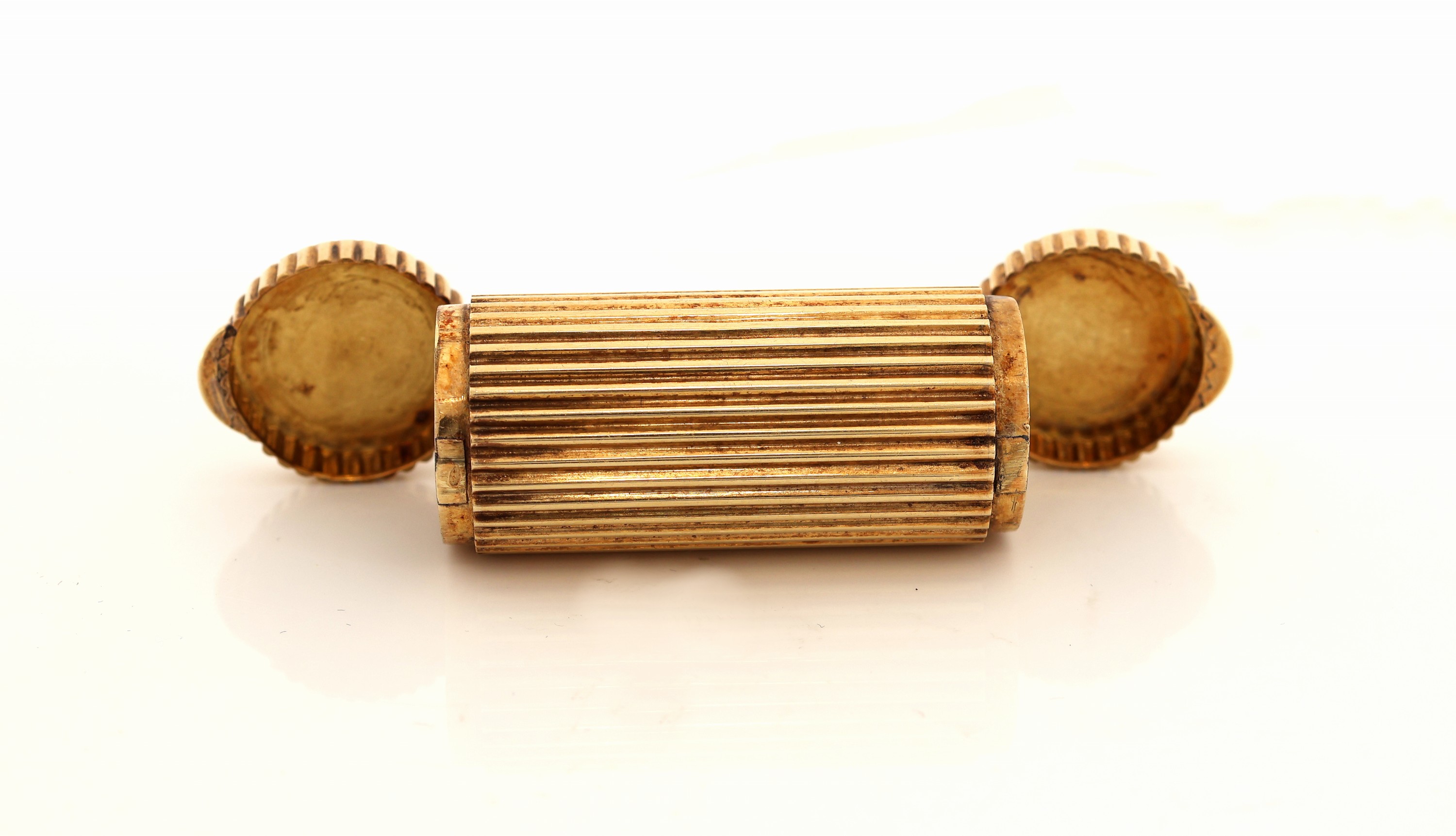 Detail b: 14 kt Gold Pillendose, GG 585/000 gepr., Korpus gerieft, Deckel mit Scharnier, Anhängeöse, L. ca. 4 cm, D. ca. 1.6 cm, ca. 13.4 g