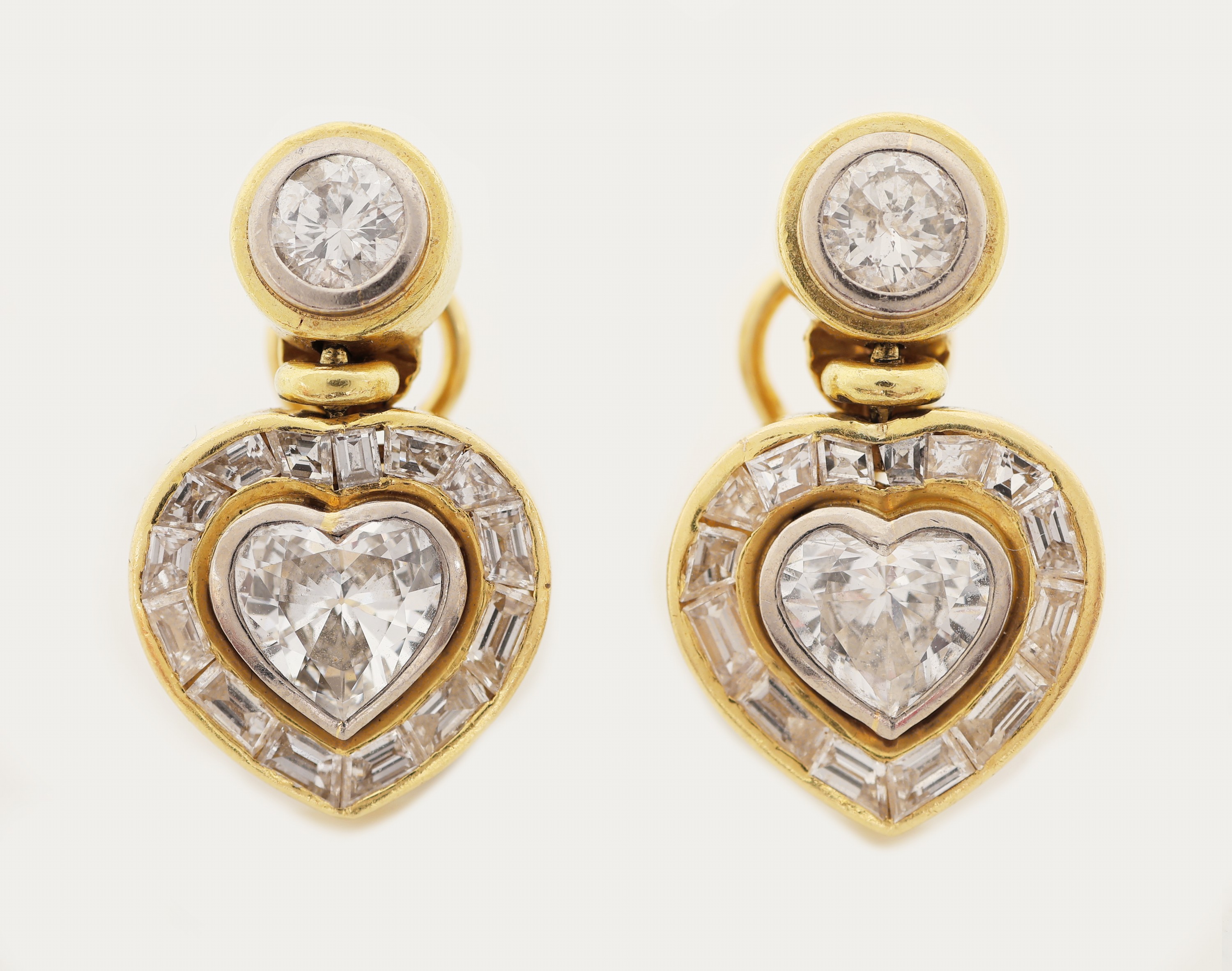 Detail a: Paar 18 kt Gold HEMMERLE Diamant-Ohrstecker, in Herzform, GG/WG 750/000, qualitätvolle, schwere Verarbeitung, 2 Brillanten zus. ca. 0.80 ct Weiß/p ...