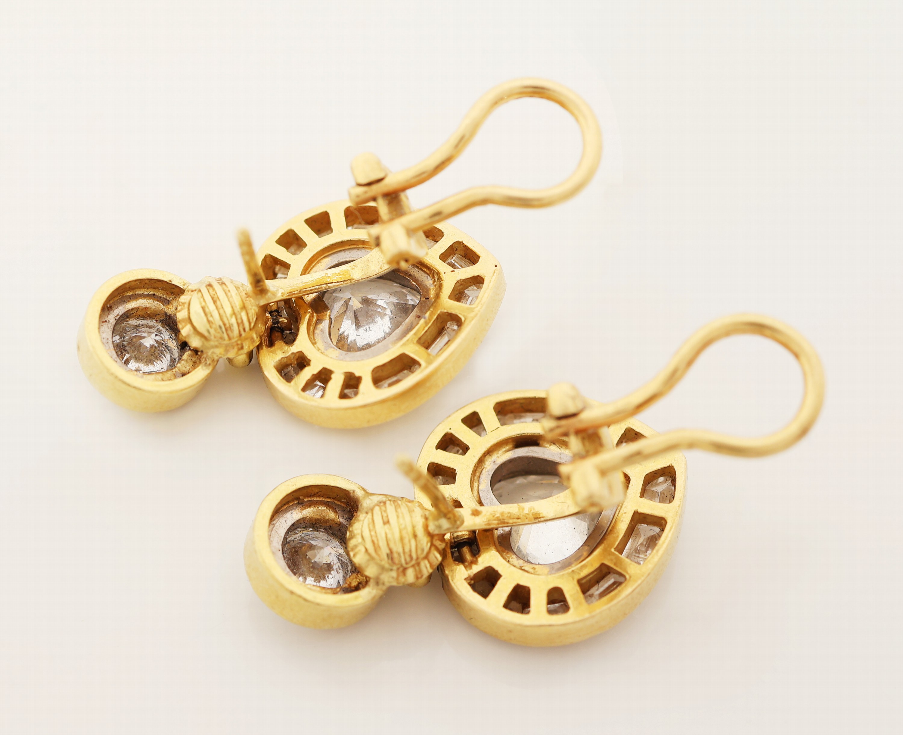 Detail b: Paar 18 kt Gold HEMMERLE Diamant-Ohrstecker, in Herzform, GG/WG 750/000, qualitätvolle, schwere Verarbeitung, 2 Brillanten zus. ca. 0.80 ct Weiß/p ...