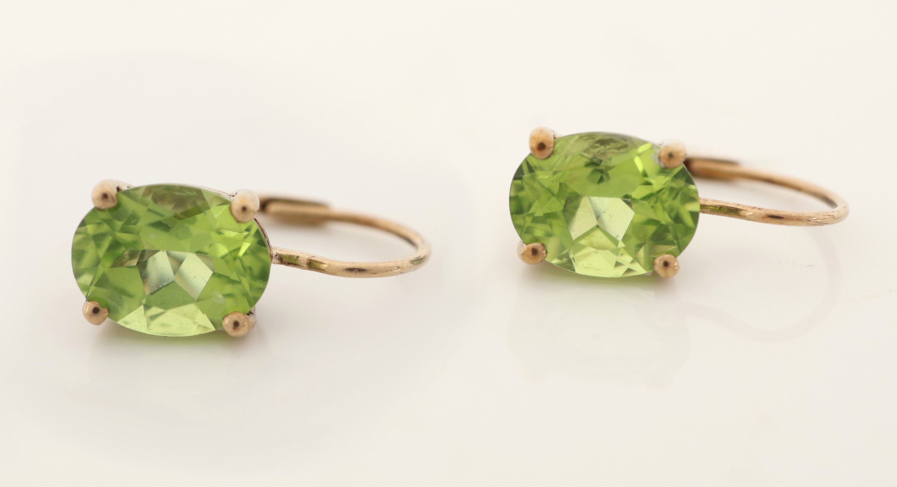Detail b: Paar 8 kt Gold Peridot-Ohrhänger, GG 333/000, 2 ovalfacett. Peridots zus. ca. 4.0 ct, ca. 2.0 g