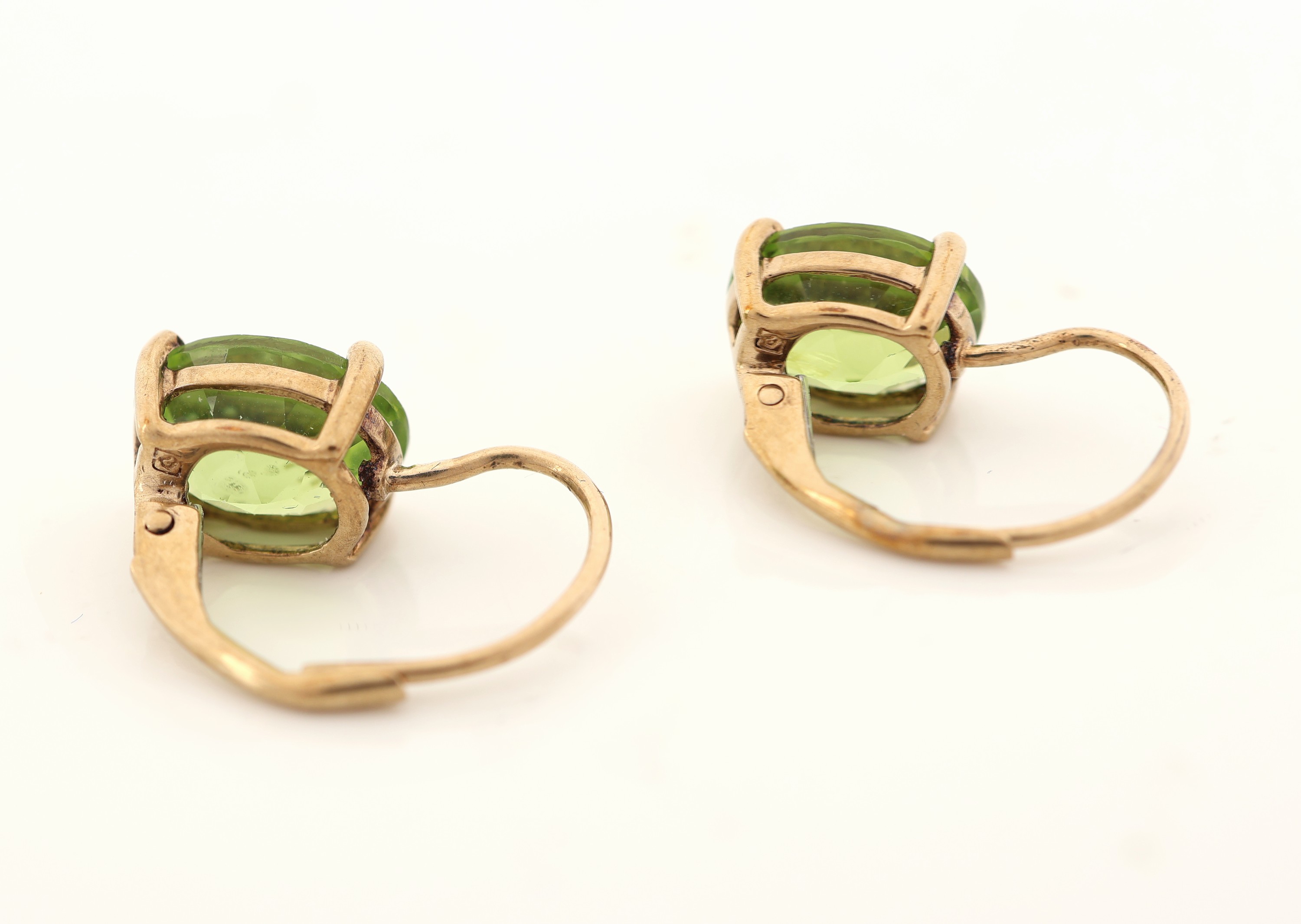 Detail c: Paar 8 kt Gold Peridot-Ohrhänger, GG 333/000, 2 ovalfacett. Peridots zus. ca. 4.0 ct, ca. 2.0 g