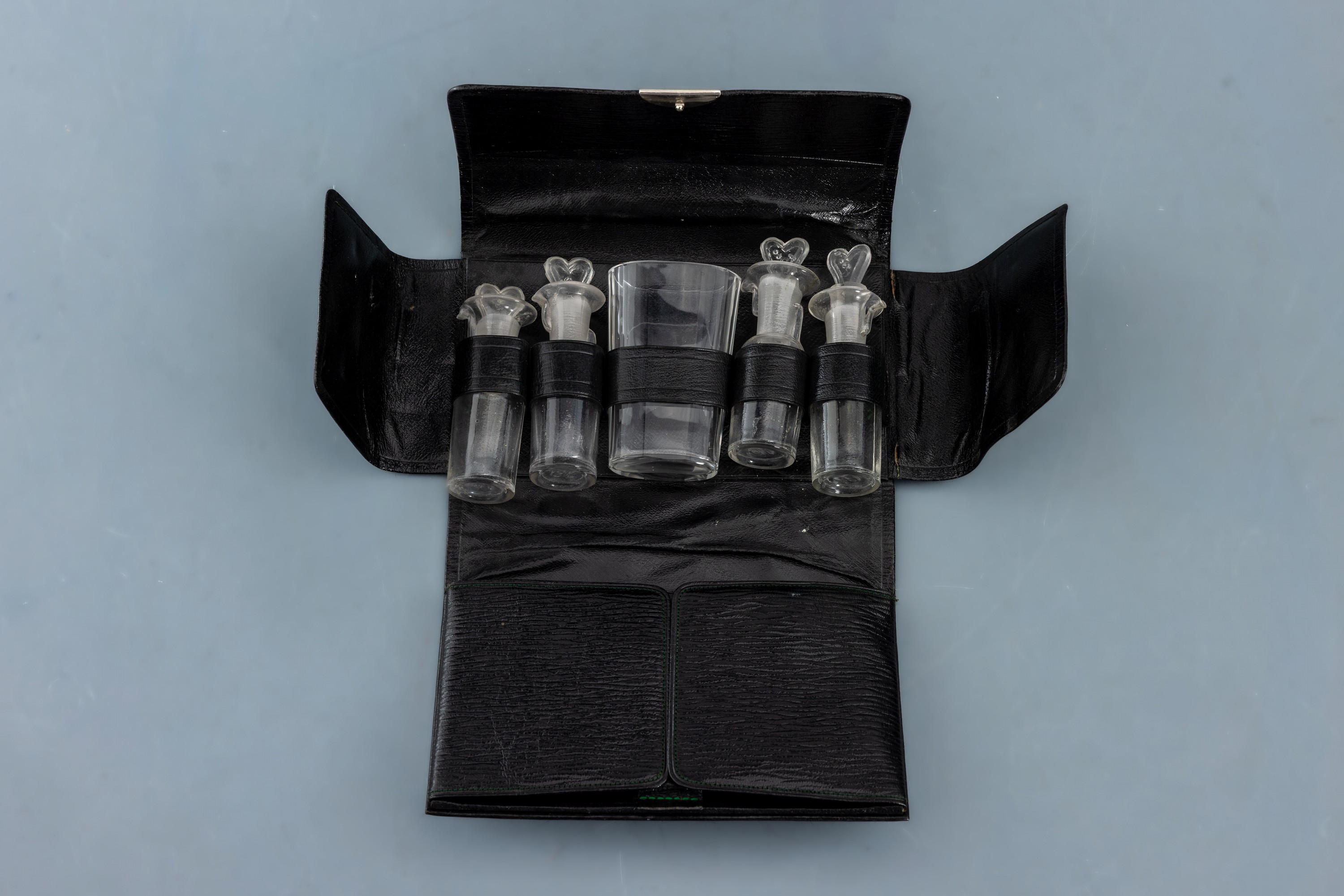 Image 27117837 - Reise-Pflege-Set und Reise-Apotheke, Anfang 20. Jh., schwarzes Lederetui mit Glasbecher ...