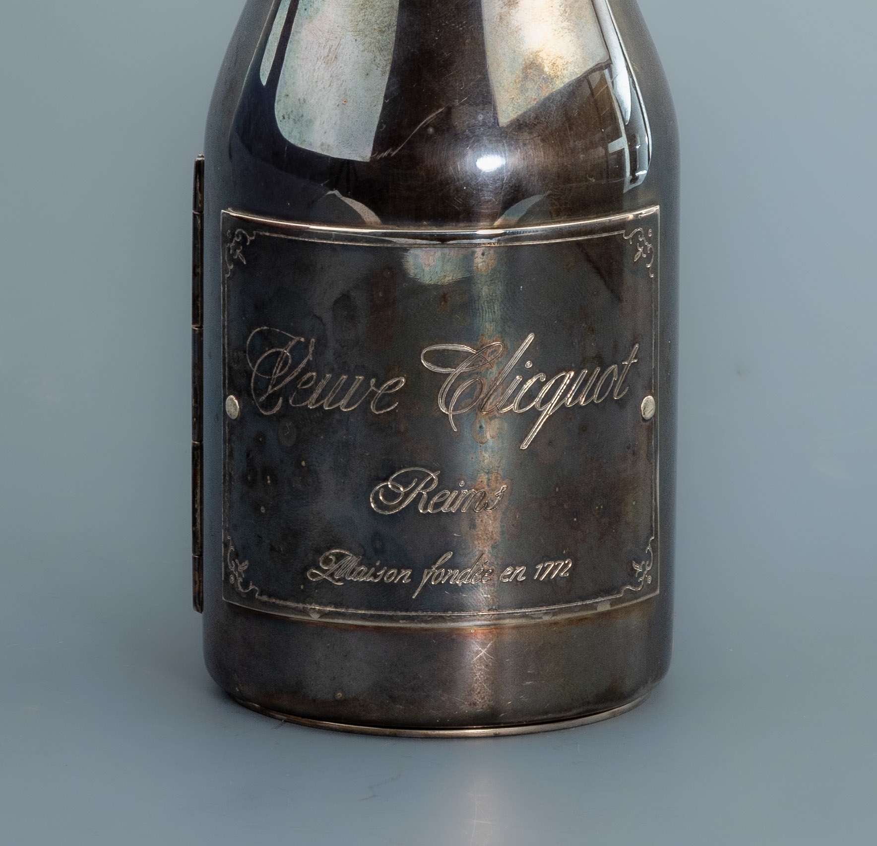 Detail a: Veuve-Cliqout 0.375l trompe l'oeil Champagner flasche mit integrierter Kaviarschale, Metall versilbert, im Inneren Glasschale für Kaviar und 1 ...