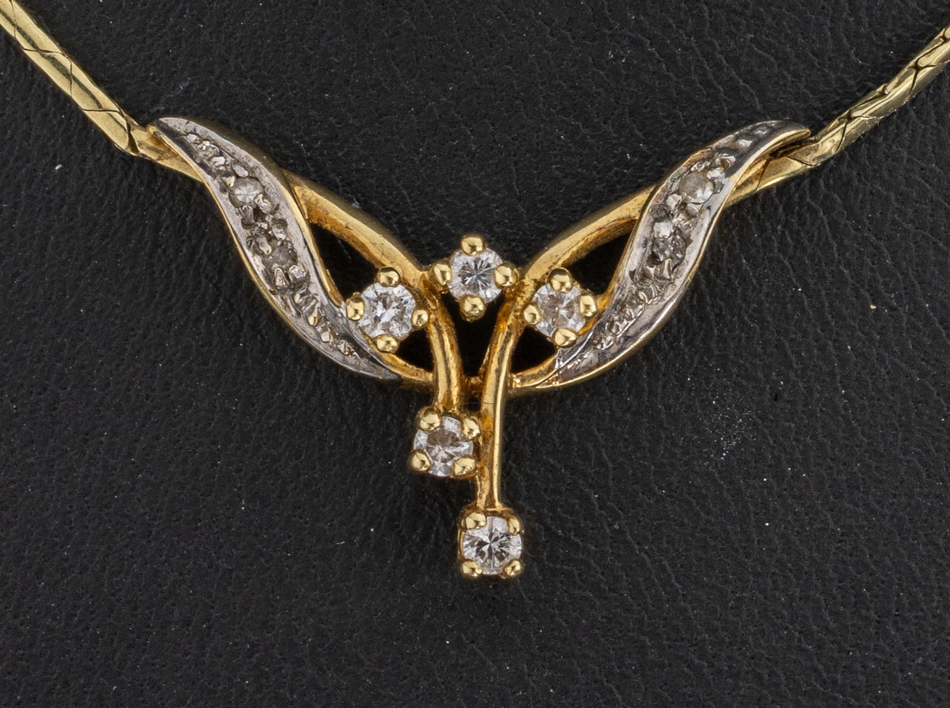 Detail a: 14 kt Gold Diamant-Collier, GG 585/000, abstrakt florales Mittelteil, 5 Brillanten und4 8/8-Diamanten zus. ca. 0.24 ct Weiß/si-p, L.ca. 42 cm, ...