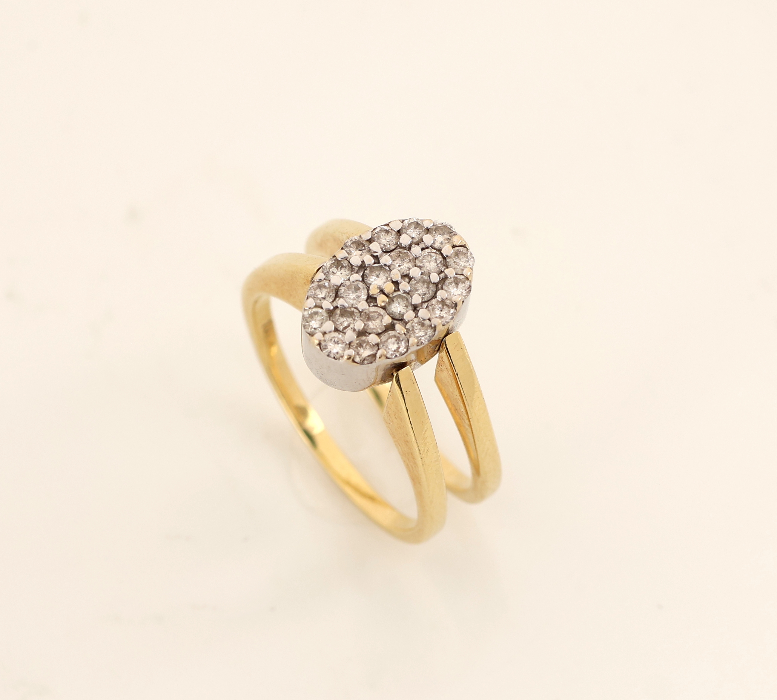 Detail a: 18 kt Gold Smaragd-Brillant-Variationsring, WG/GG 750/000, Ringkopf beidseitig tragbar, ovalfacett. Smaragd ca. 1.30 ct, 22 Brillantenzus. ca. 0.22 ...