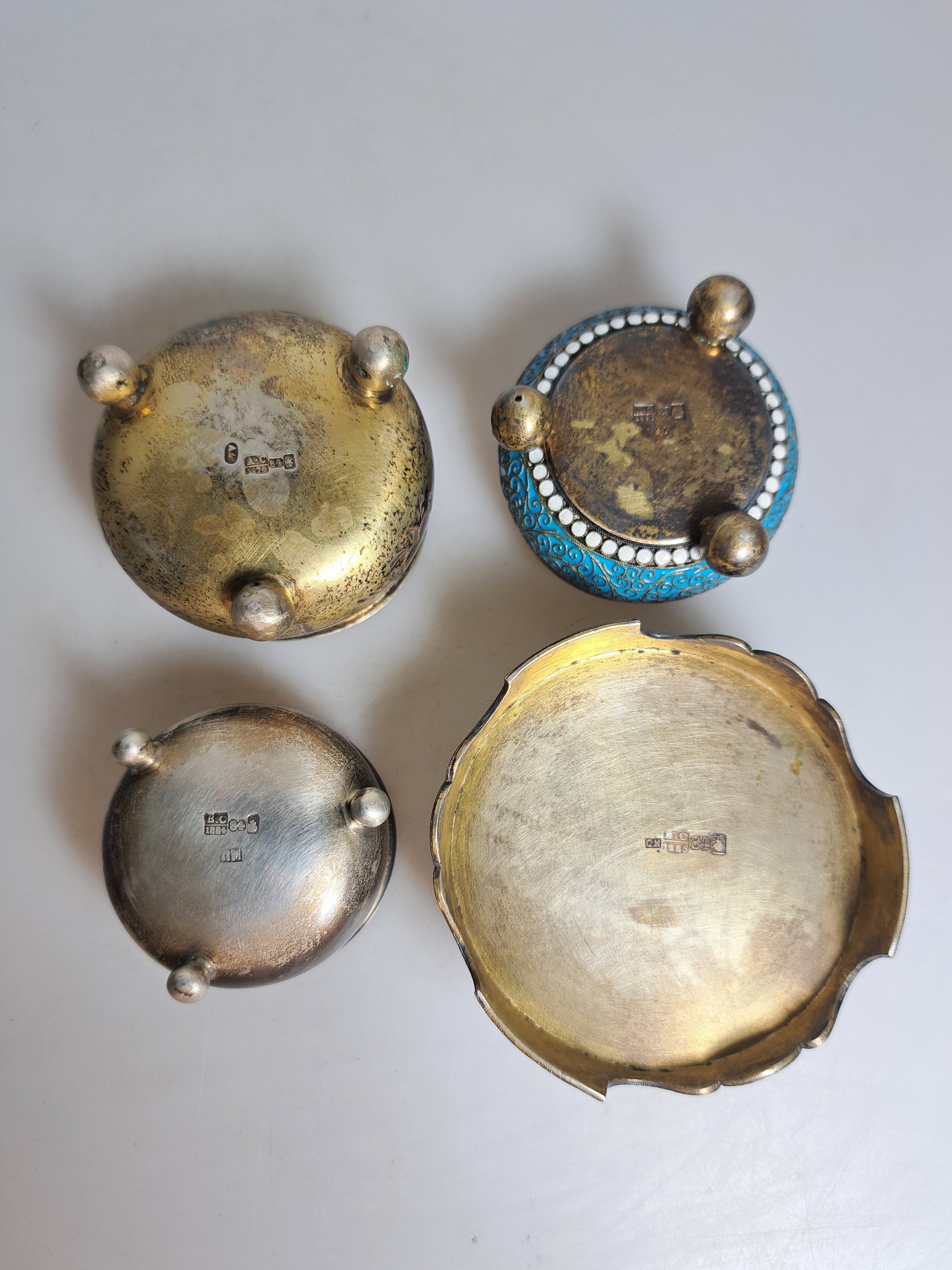 Detail c: 4 kleine Salieren z.T. mit emailliertem Dekor, überwiegend Moskau, Russland, 1874-1892, Silber, z.T. graviert und Cloisonne-Dekor verziert, ges. ca. ...