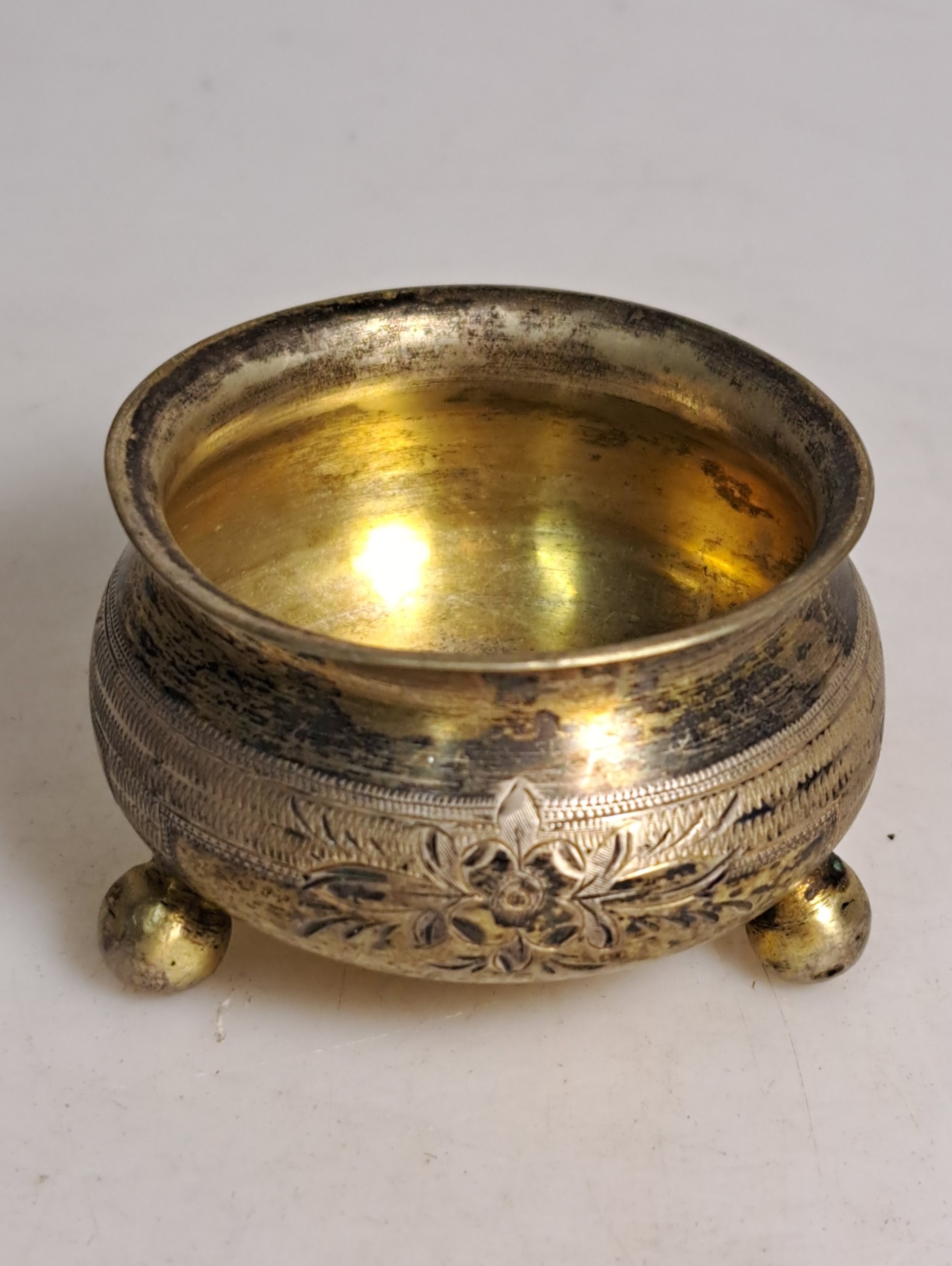 Detail f: 4 kleine Salieren z.T. mit emailliertem Dekor, überwiegend Moskau, Russland, 1874-1892, Silber, z.T. graviert und Cloisonne-Dekor verziert, ges. ca. ...