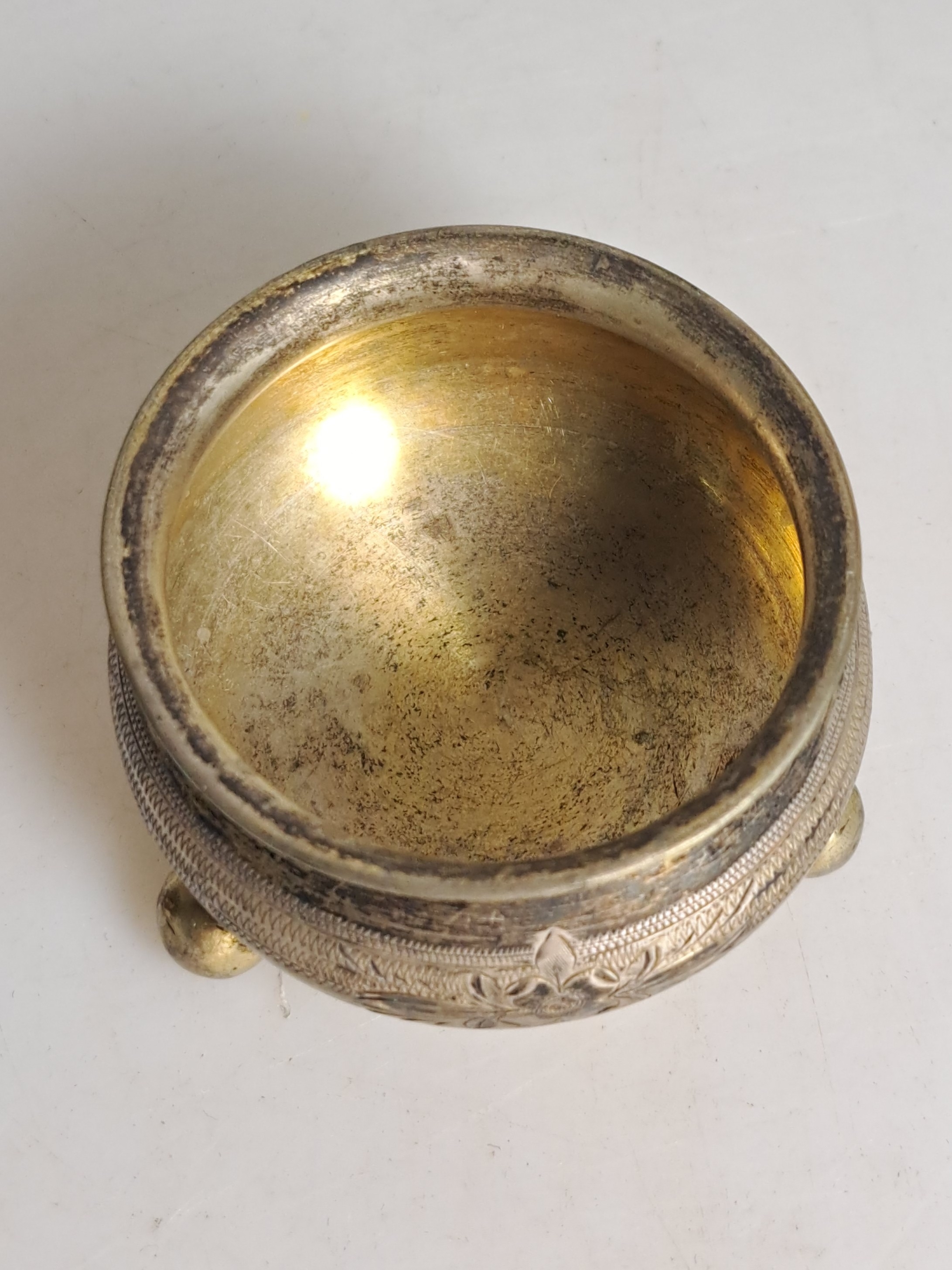 Detail g: 4 kleine Salieren z.T. mit emailliertem Dekor, überwiegend Moskau, Russland, 1874-1892, Silber, z.T. graviert und Cloisonne-Dekor verziert, ges. ca. ...