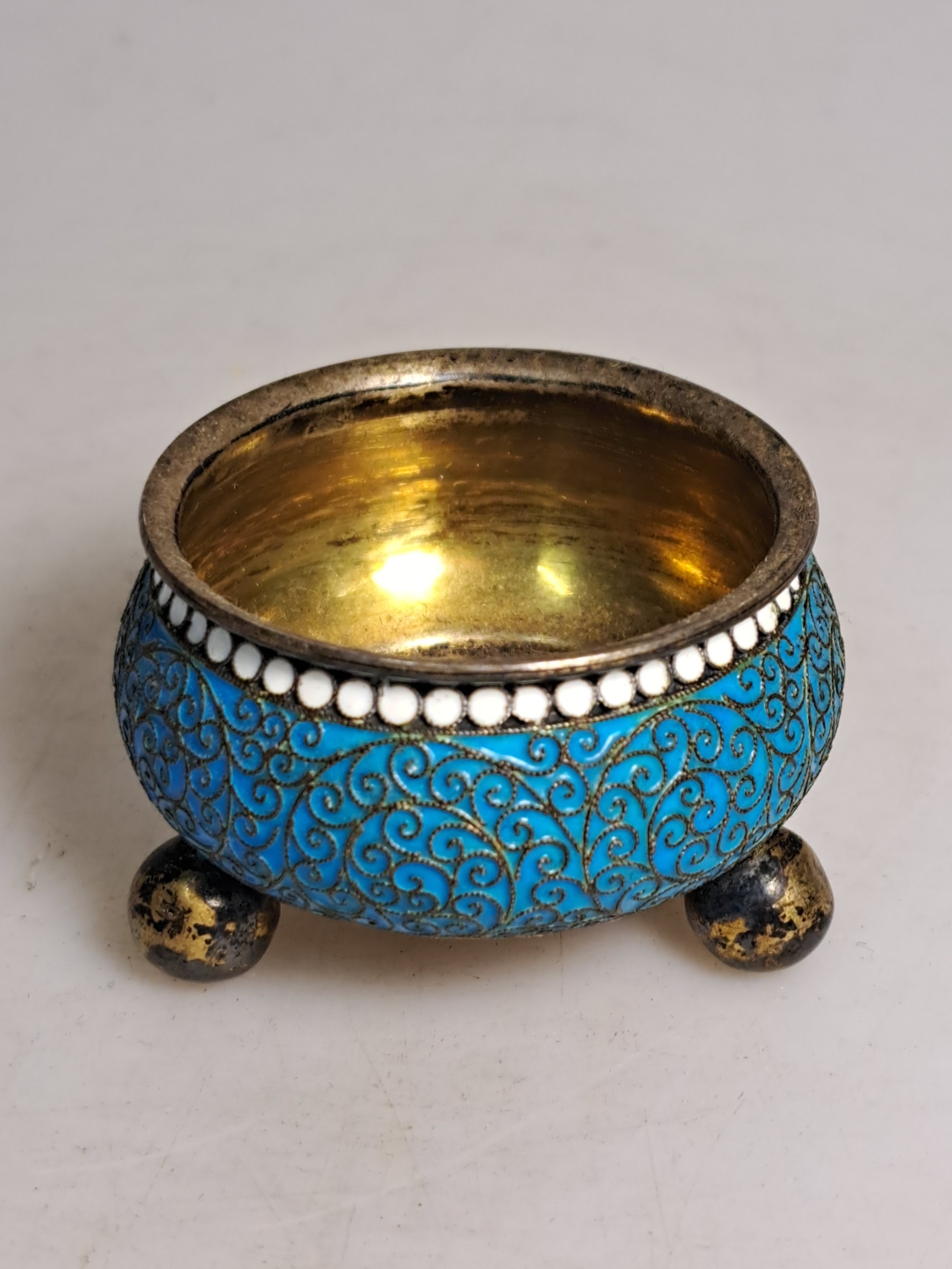 Detail i: 4 kleine Salieren z.T. mit emailliertem Dekor, überwiegend Moskau, Russland, 1874-1892, Silber, z.T. graviert und Cloisonne-Dekor verziert, ges. ca. ...