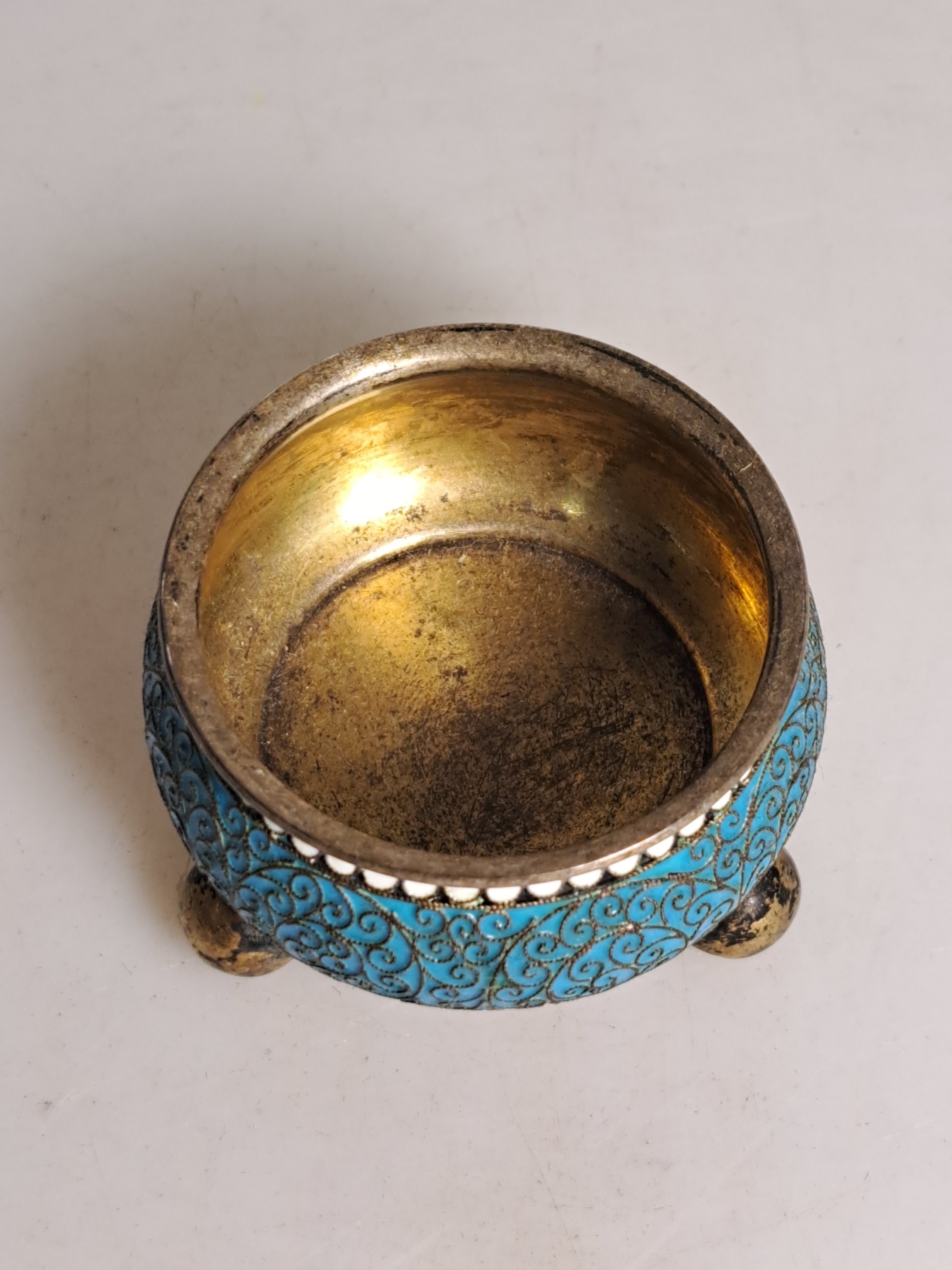 Detail l: 4 kleine Salieren z.T. mit emailliertem Dekor, überwiegend Moskau, Russland, 1874-1892, Silber, z.T. graviert und Cloisonne-Dekor verziert, ges. ca. ...