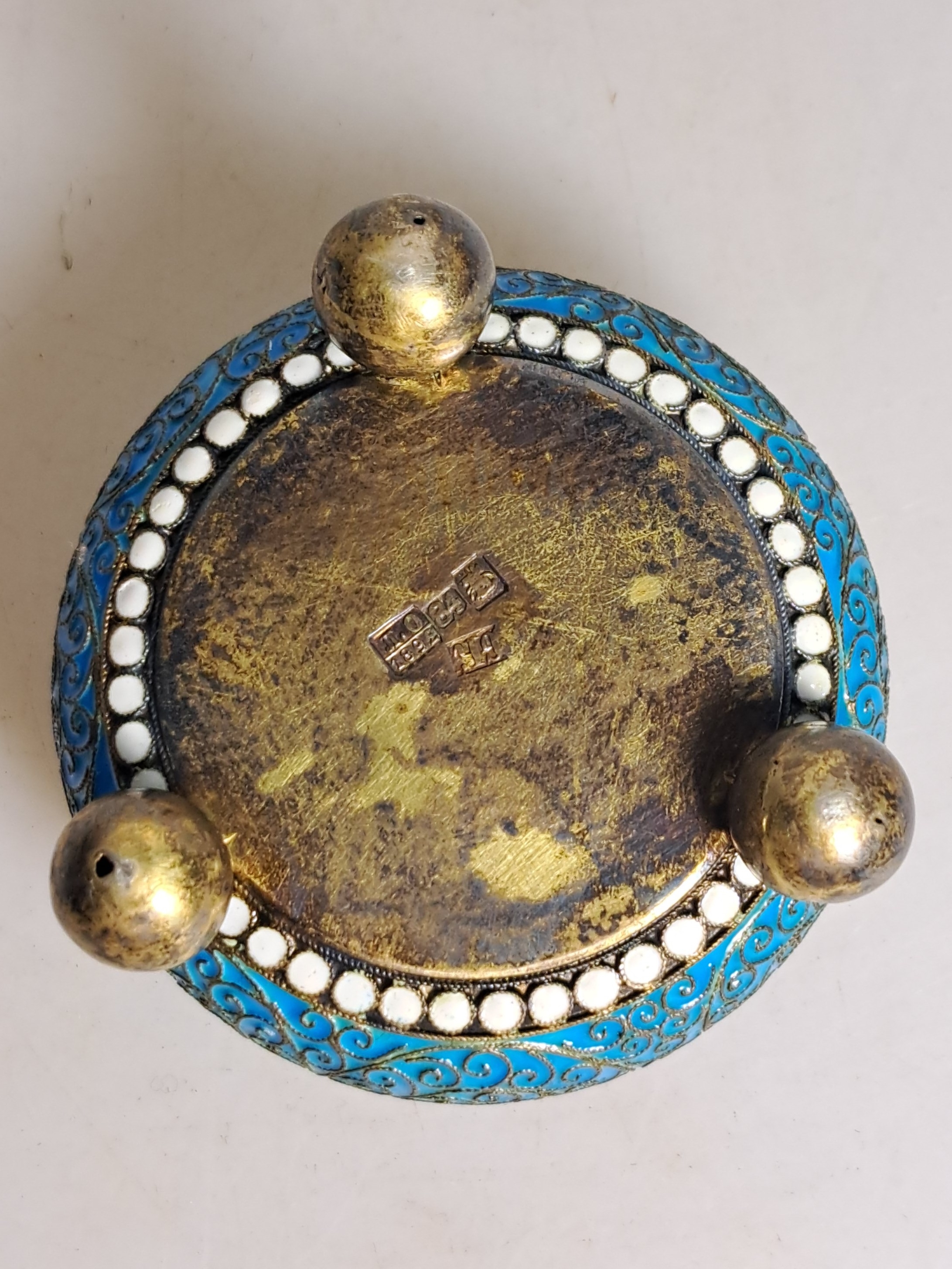 Detail m: 4 kleine Salieren z.T. mit emailliertem Dekor, überwiegend Moskau, Russland, 1874-1892, Silber, z.T. graviert und Cloisonne-Dekor verziert, ges. ca. ...