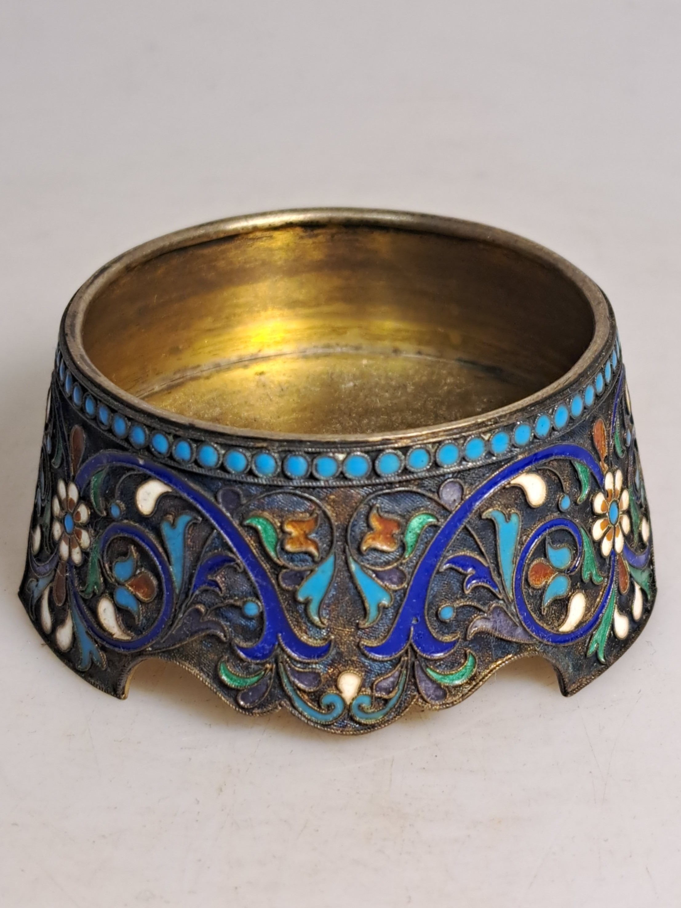 Detail o: 4 kleine Salieren z.T. mit emailliertem Dekor, überwiegend Moskau, Russland, 1874-1892, Silber, z.T. graviert und Cloisonne-Dekor verziert, ges. ca. ...