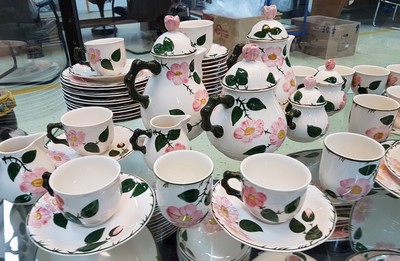 27117800a - Umfangreiches Kaffee- und Speiseservice, Villeroy & Boch, Modell Wild-Rose, 2 ...