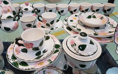 27117800b - Umfangreiches Kaffee- und Speiseservice, Villeroy & Boch, Modell Wild-Rose, 2 ...