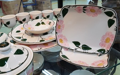 27117800c - Umfangreiches Kaffee- und Speiseservice, Villeroy & Boch, Modell Wild-Rose, 2 ...
