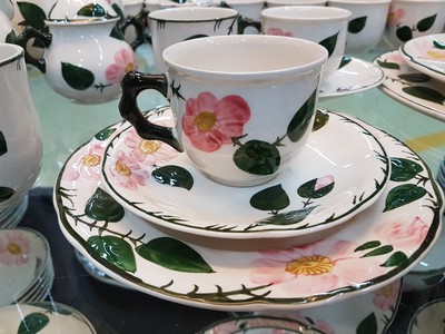 27117800d - Umfangreiches Kaffee- und Speiseservice, Villeroy & Boch, Modell Wild-Rose, 2 ...