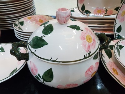 27117800m - Umfangreiches Kaffee- und Speiseservice, Villeroy & Boch, Modell Wild-Rose, 2 ...