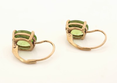27117832c - Paar 8 kt Gold Peridot-Ohrhänger, GG 333/000, 2 ovalfacett. Peridots zus. ca. 4.0 ct, ...