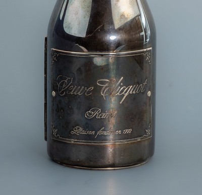 27117838a - Veuve-Cliqout 0.375l trompe l´oeil Champagner flasche mit integrierter Kaviarschale, ...