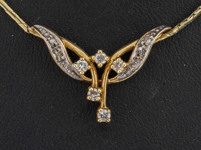 27117851a - 14 kt Gold Diamant-Collier, GG 585/000, abstrakt florales Mittelteil, 5 Brillanten und4 ...