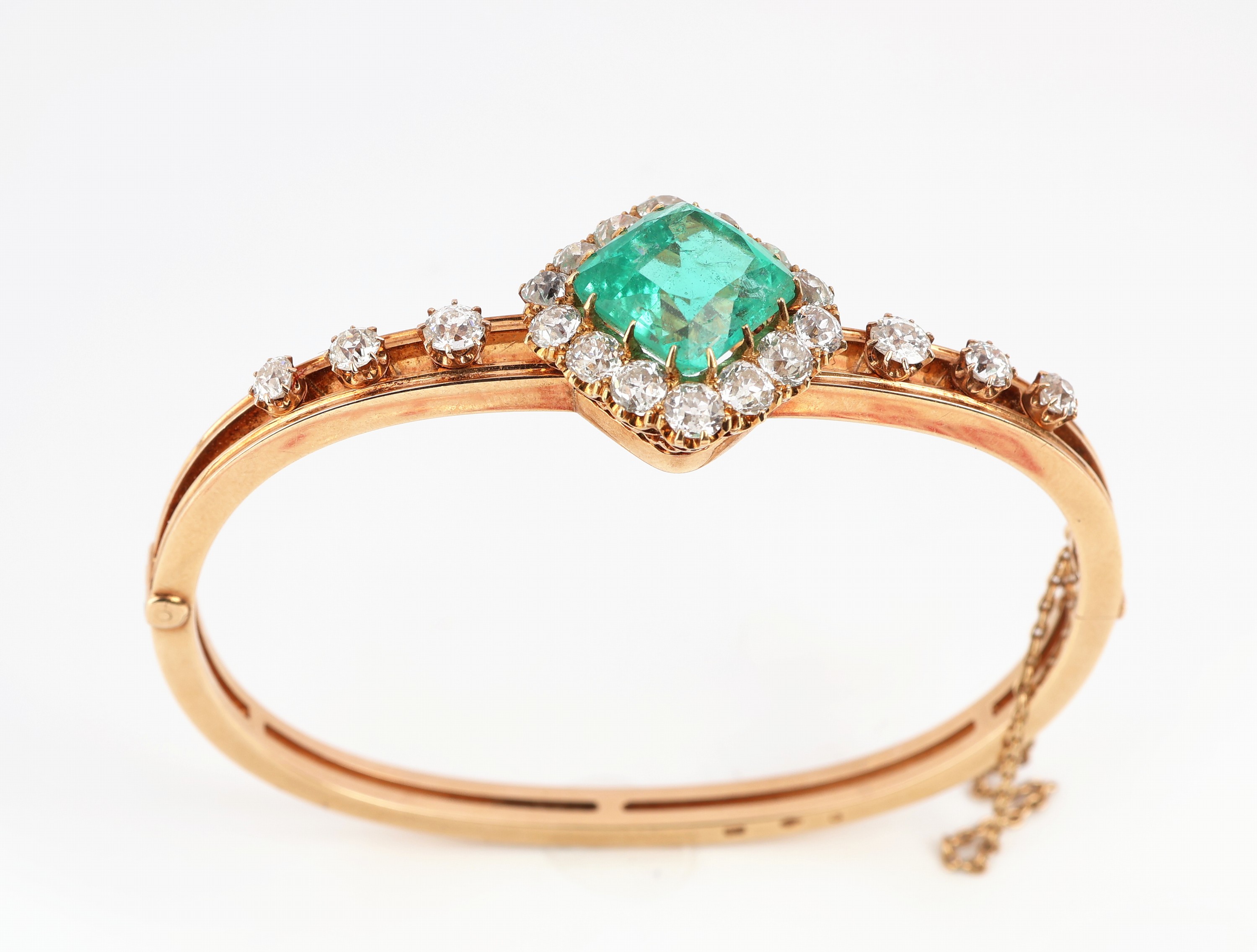 Detail a: 14 kt Gold Smaragd-Diamant-Armreif, Ungarn, wohl Budapest, um 1910-20, GG 580/000, qualitätvolle Verarbeitung, mittig facett. Smaragd ca. 6.0 ct ...