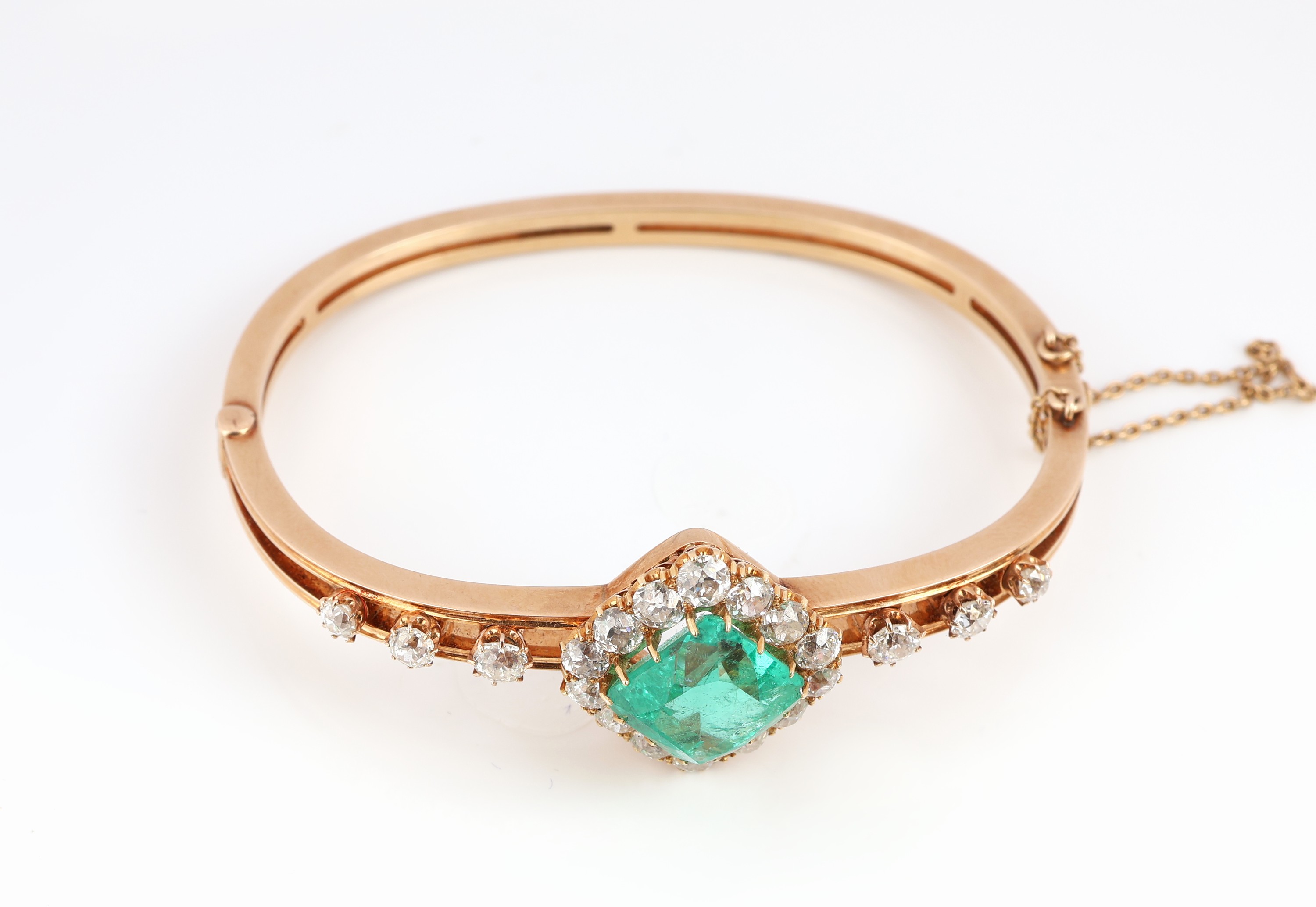 Detail b: 14 kt Gold Smaragd-Diamant-Armreif, Ungarn, wohl Budapest, um 1910-20, GG 580/000, qualitätvolle Verarbeitung, mittig facett. Smaragd ca. 6.0 ct ...