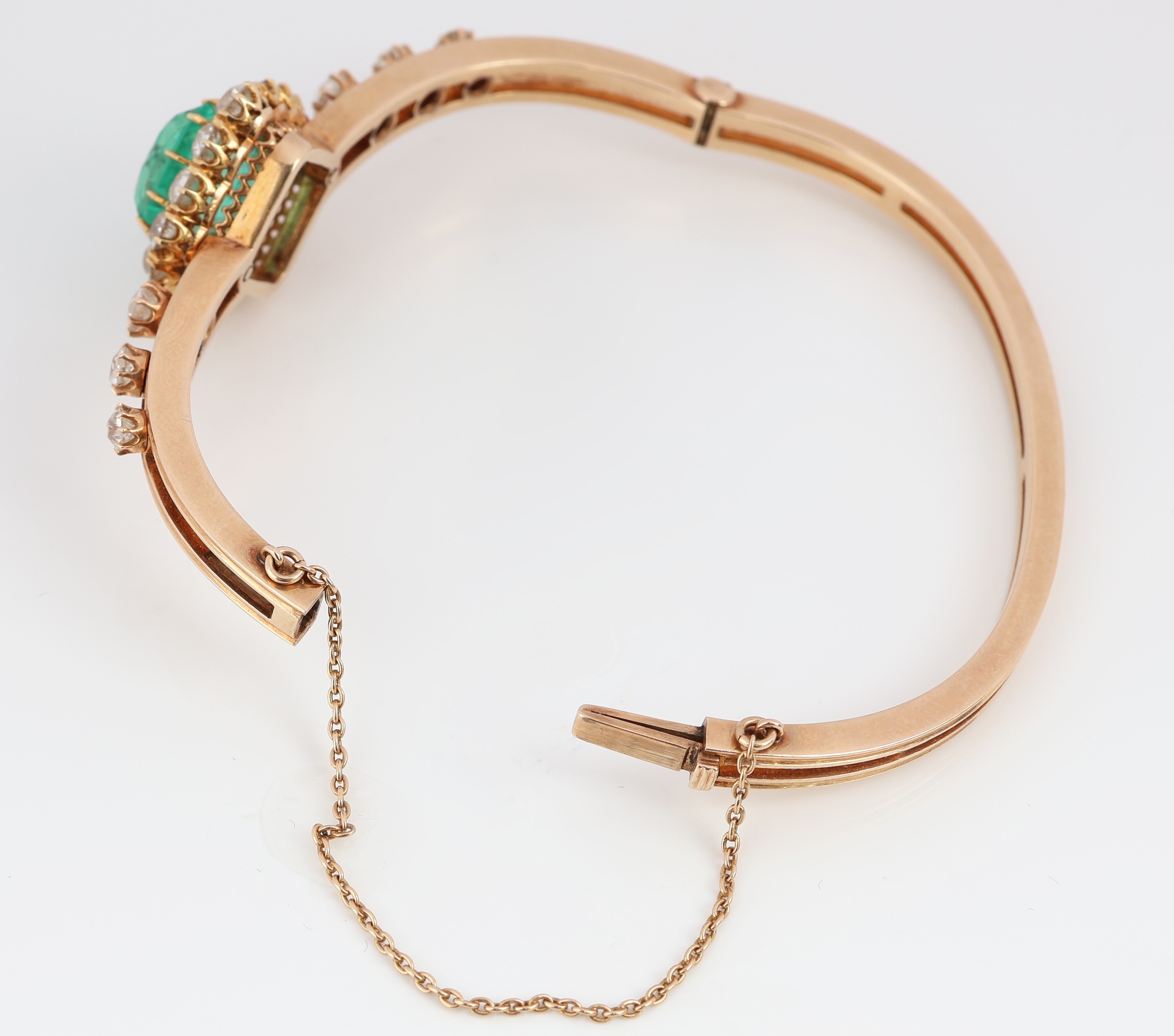 Detail c: 14 kt Gold Smaragd-Diamant-Armreif, Ungarn, wohl Budapest, um 1910-20, GG 580/000, qualitätvolle Verarbeitung, mittig facett. Smaragd ca. 6.0 ct ...