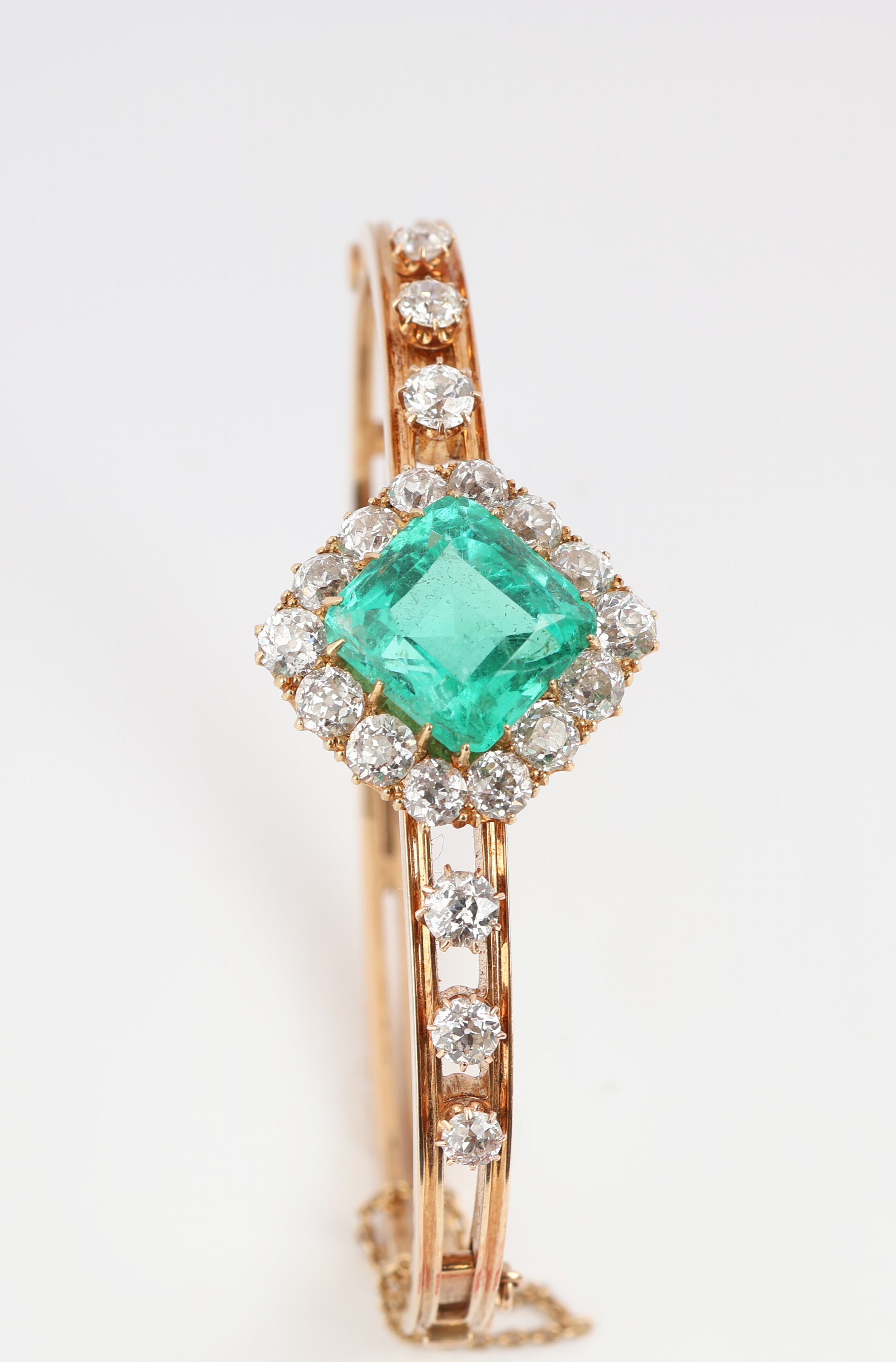 Detail d: 14 kt Gold Smaragd-Diamant-Armreif, Ungarn, wohl Budapest, um 1910-20, GG 580/000, qualitätvolle Verarbeitung, mittig facett. Smaragd ca. 6.0 ct ...