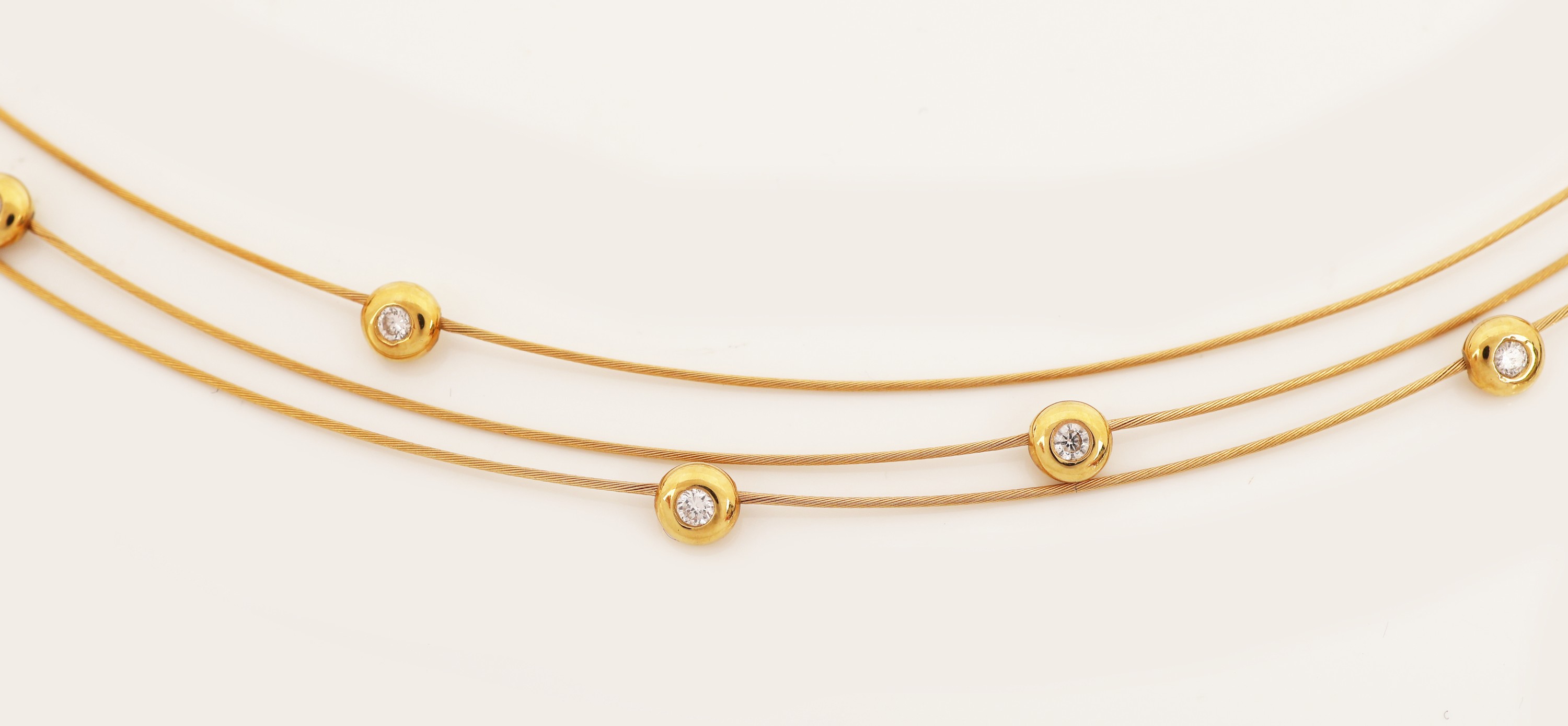 Detail b: 18 kt Gold Brillant-Collier, GG 750/000, 3-rhg., 7 einzeln in Zargen gefasste Brillanten zus. ca. 0.17 ct feines Weiß-Weiß/ si, L. ca. 42 cm, ...