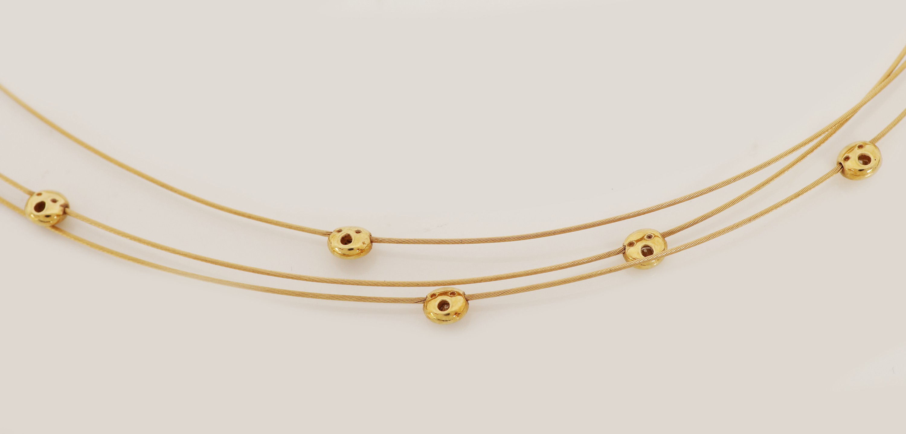 Detail c: 18 kt Gold Brillant-Collier, GG 750/000, 3-rhg., 7 einzeln in Zargen gefasste Brillanten zus. ca. 0.17 ct feines Weiß-Weiß/ si, L. ca. 42 cm, ...