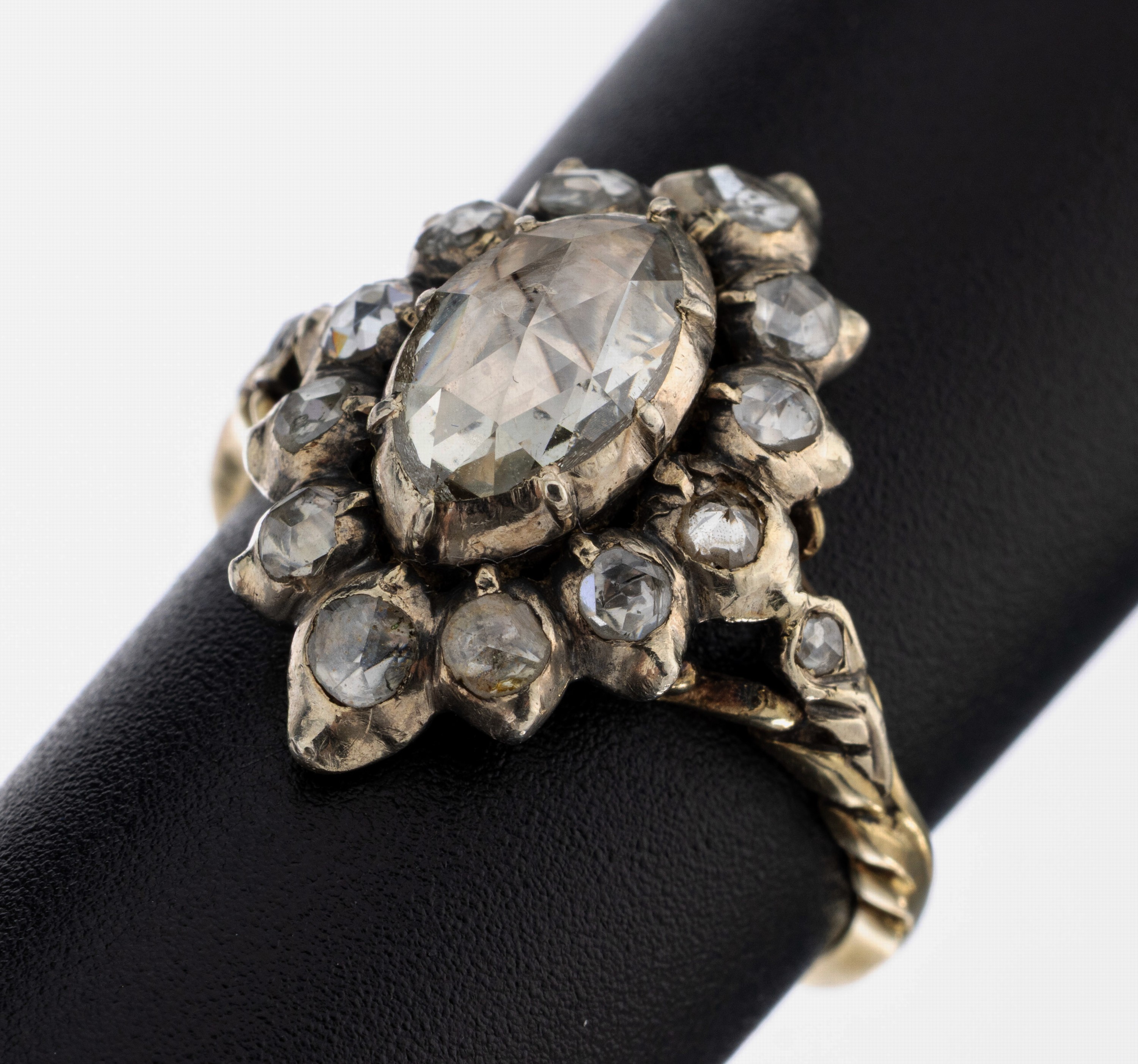 Image 27117992 - 18 kt Gold Diamant-Ring, um 1860, GG 750/000 gepr., Ringkopf schauseitig Silber, mittig ...